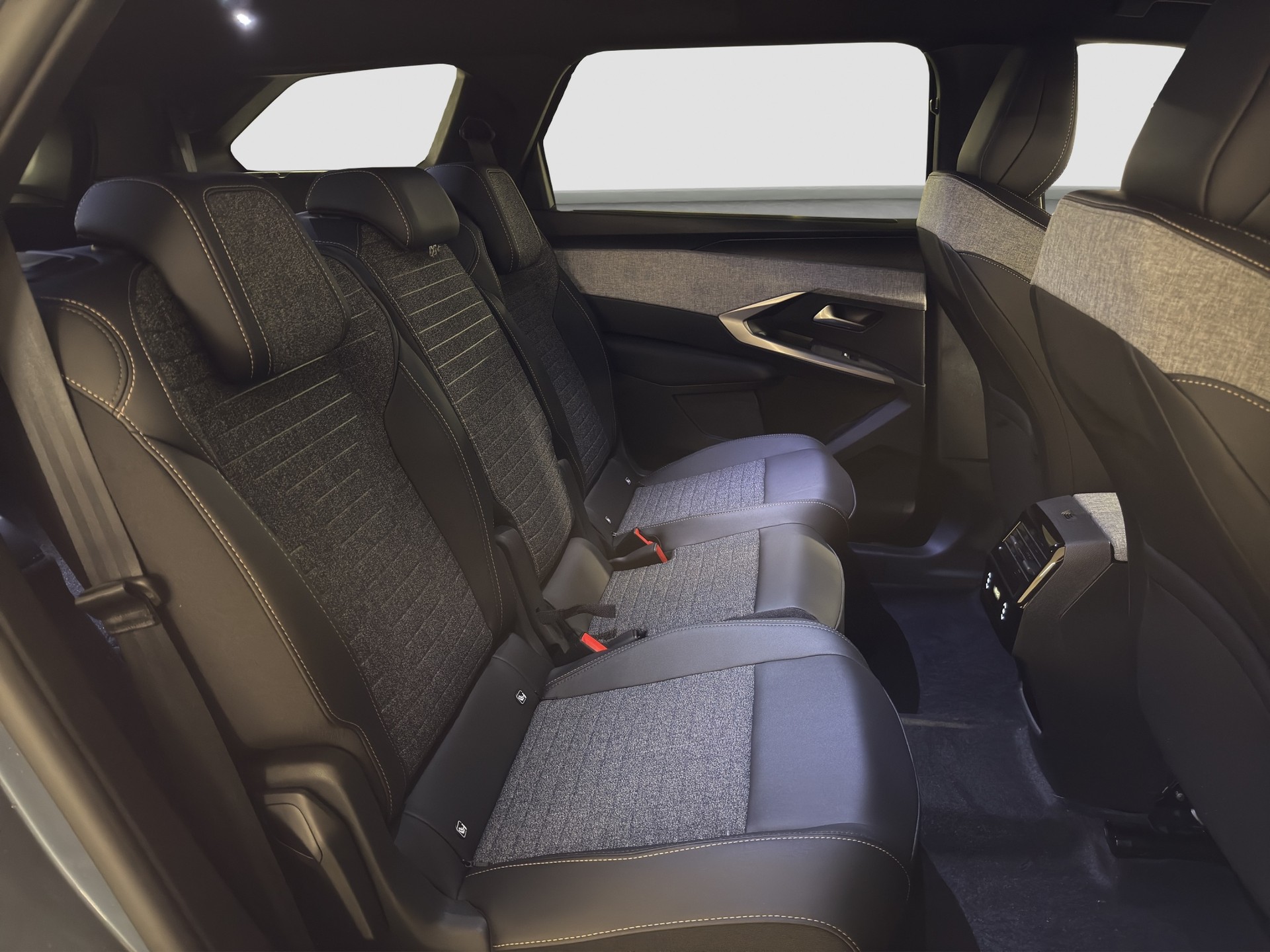 PEUGEOT 5008 1.2 Hybrid Allure Premium-image-10