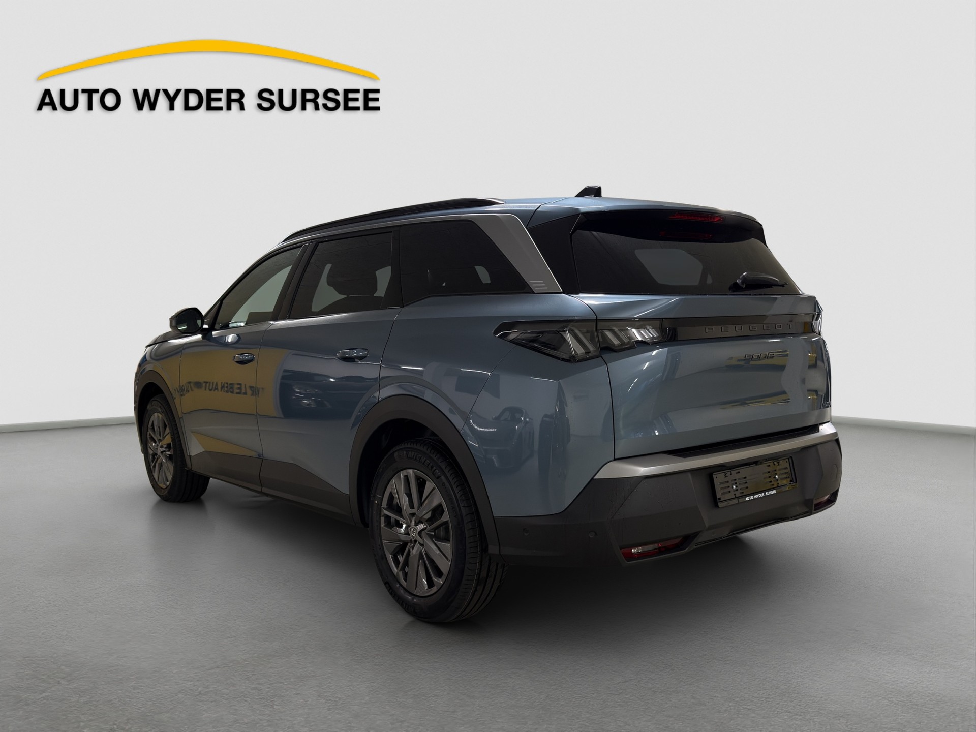 PEUGEOT 5008 1.2 Hybrid Allure Premium-image-3