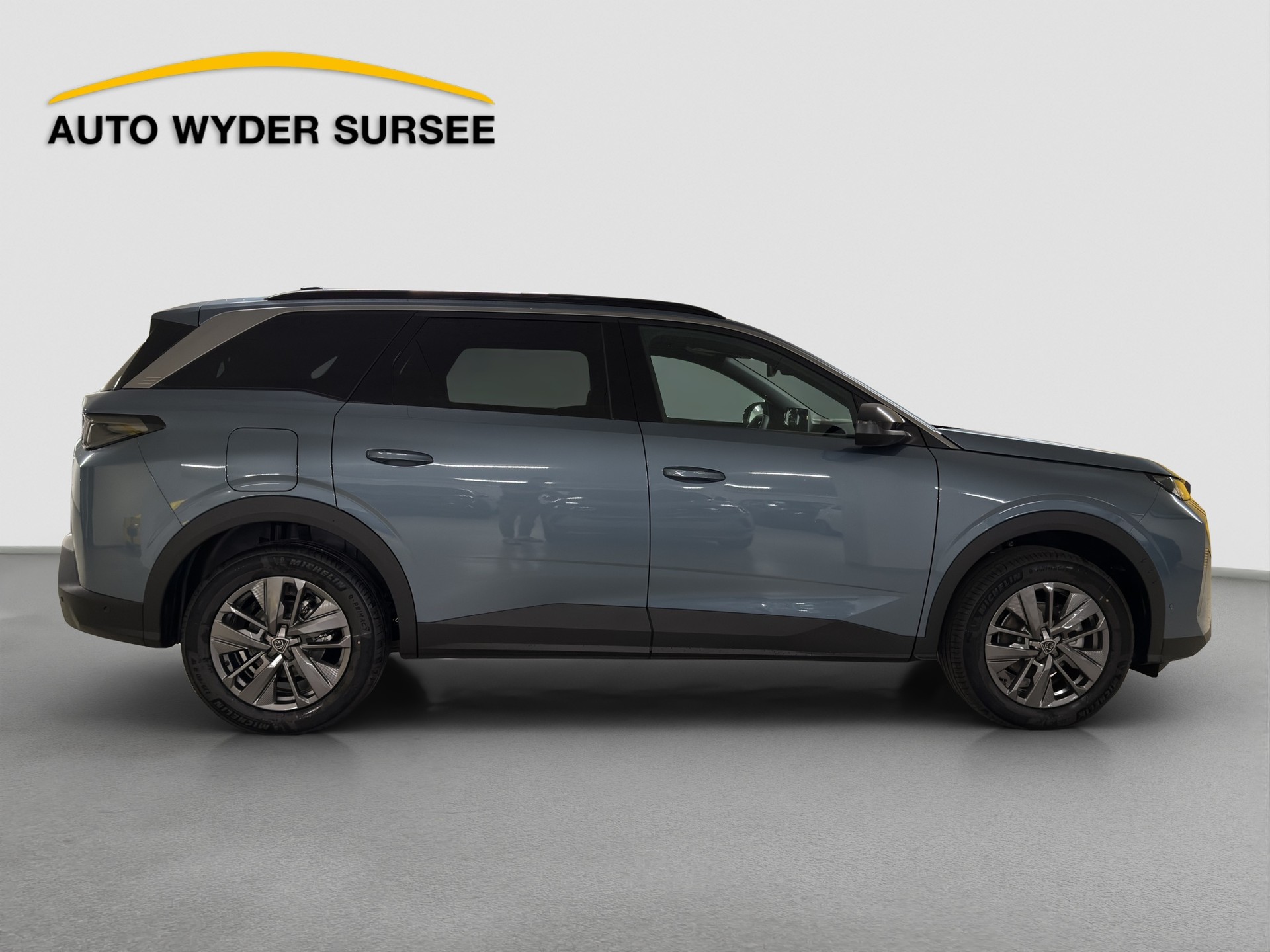 PEUGEOT 5008 1.2 Hybrid Allure Premium-image-6