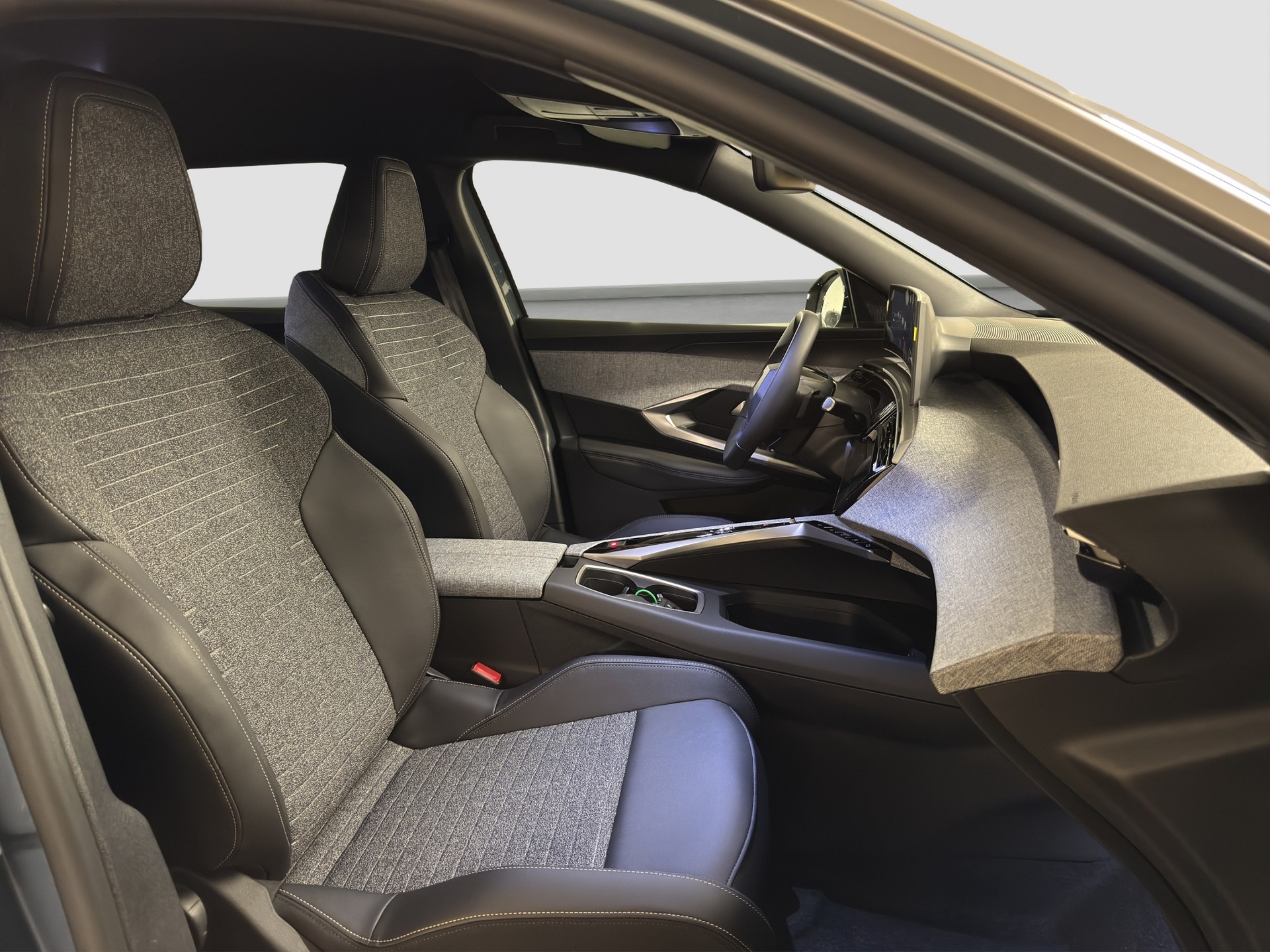 PEUGEOT 5008 1.2 Hybrid Allure Premium-image-9