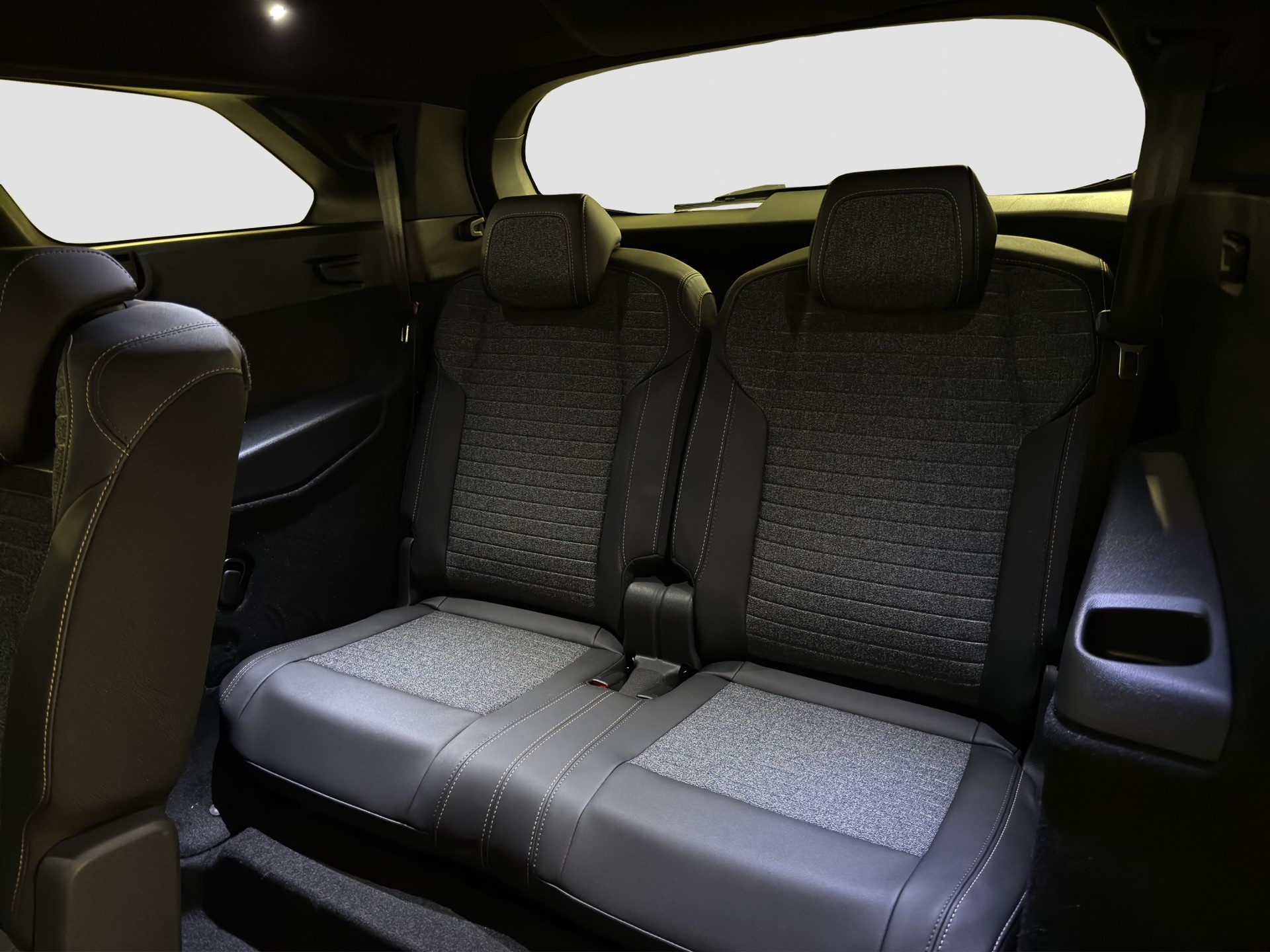 PEUGEOT 5008 1.2 Hybrid Allure Premium-image-11