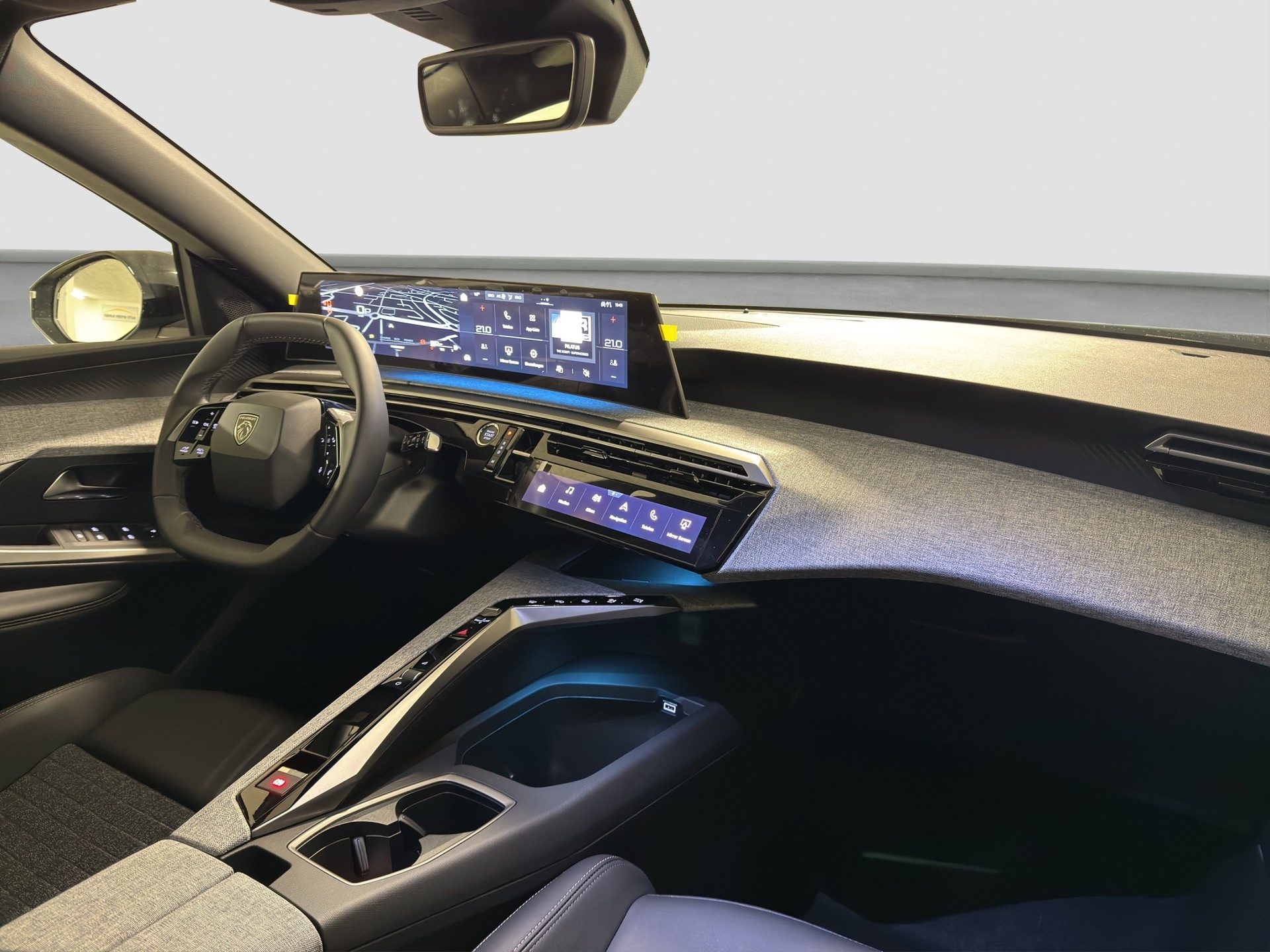 PEUGEOT 5008 1.2 Hybrid Allure Premium-image-13