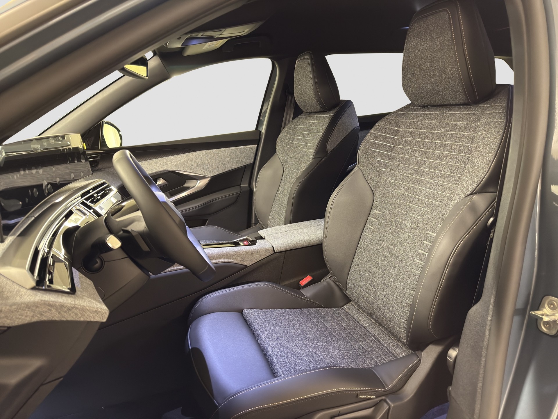 PEUGEOT 5008 1.2 Hybrid Allure Premium-image-8