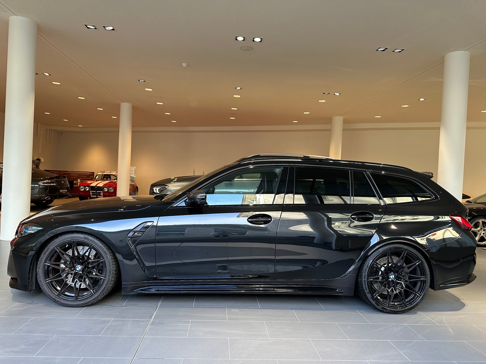 BMW M3 Touring xDrive Competition M-showroom-element-1