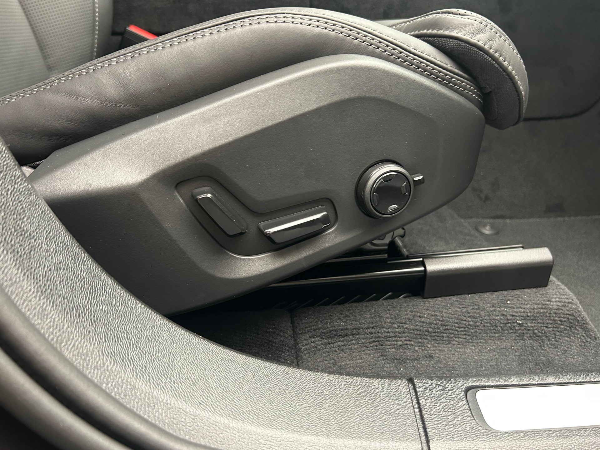 VOLVO XC60 2.0 T6 TE Ultra Dark eAWD-image-28