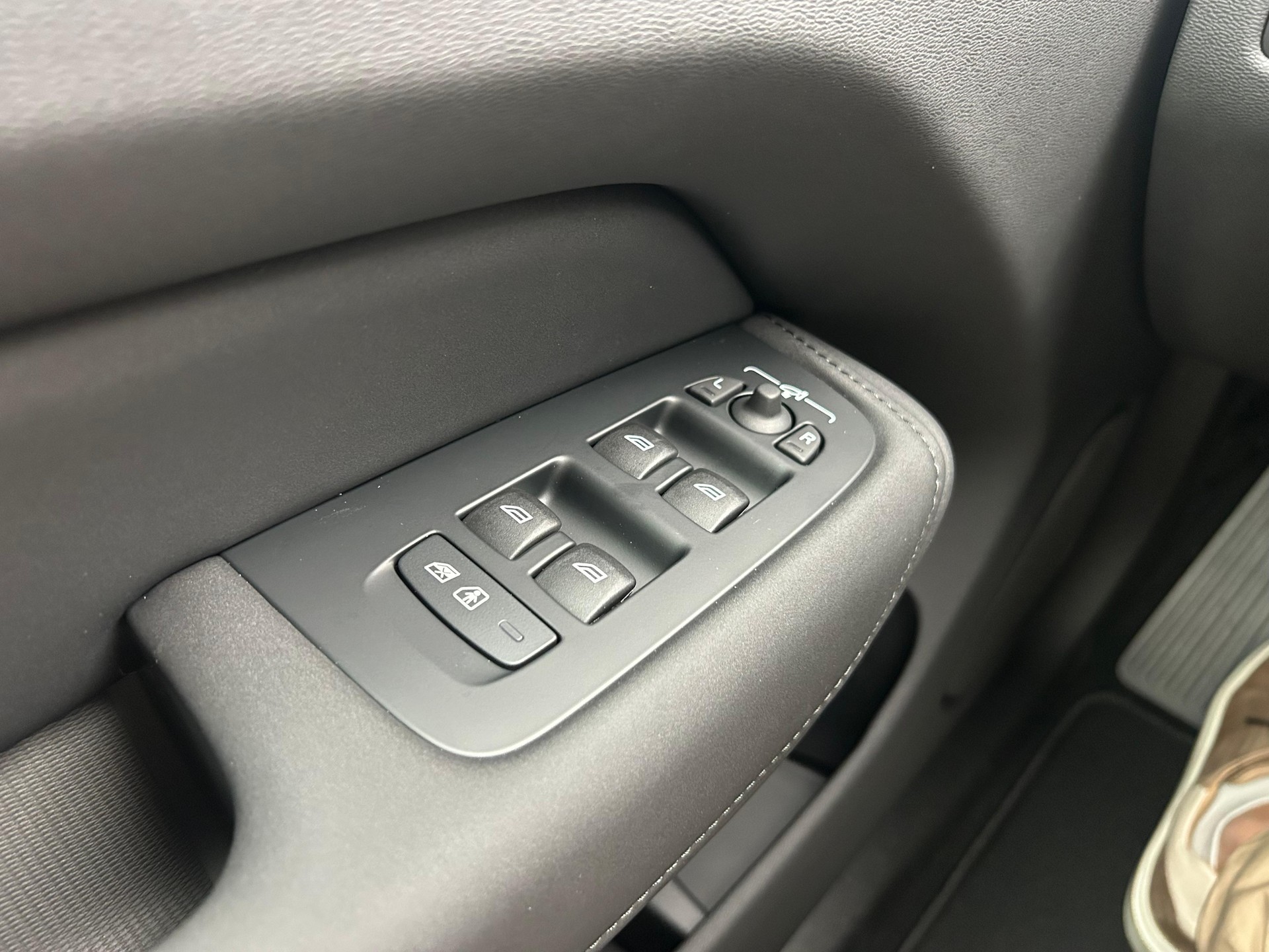 VOLVO XC60 2.0 T6 TE Ultra Dark eAWD-image-14