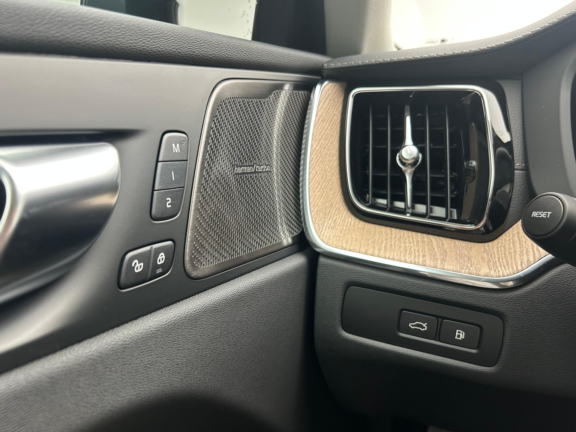 VOLVO XC60 2.0 T6 TE Ultra Dark eAWD-image-13