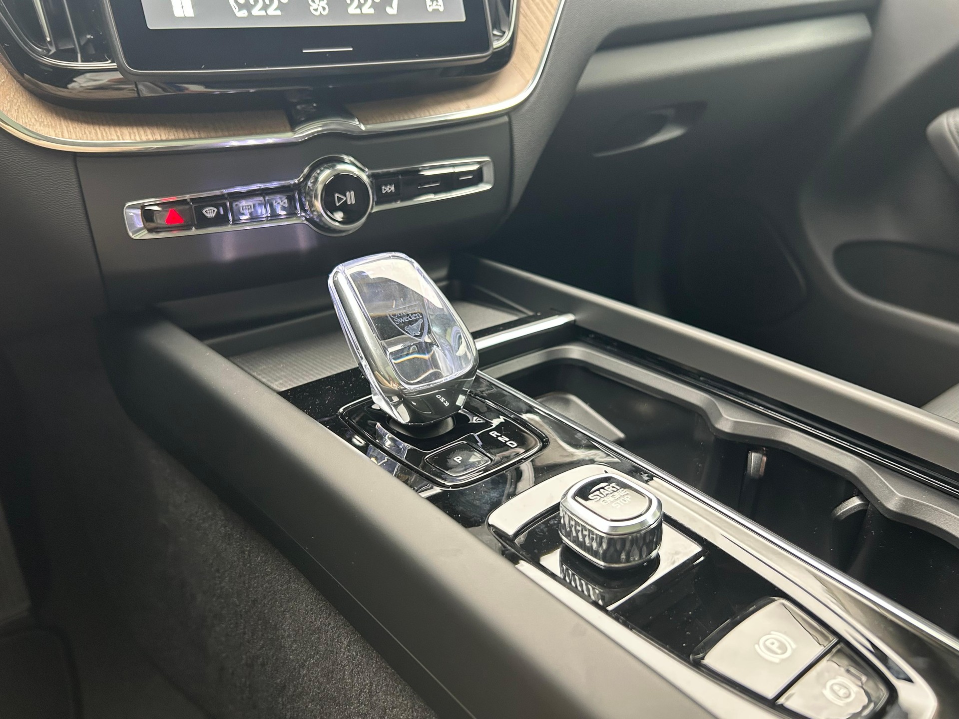 VOLVO XC60 2.0 T6 TE Ultra Dark eAWD-image-12