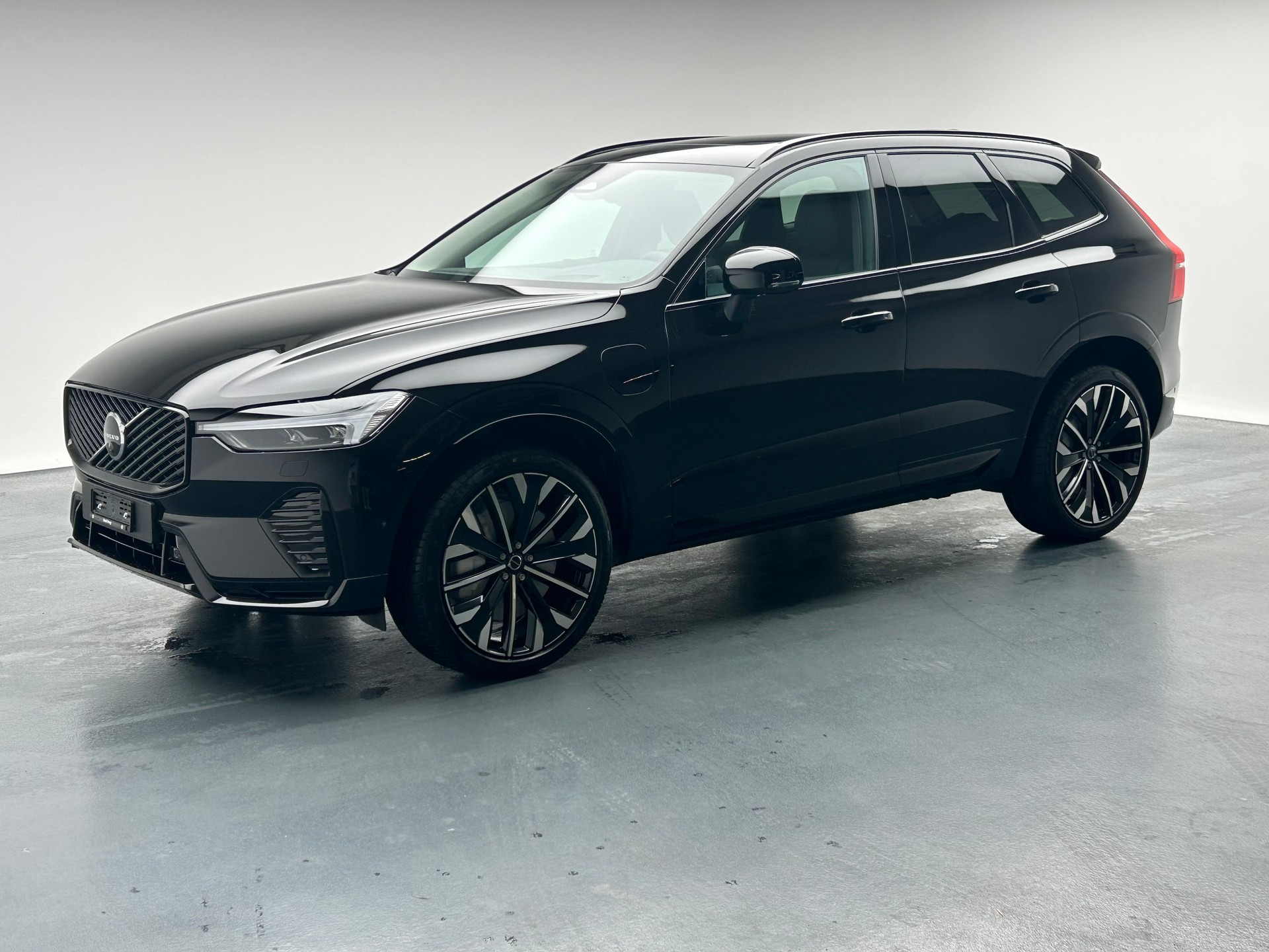 VOLVO XC60 2.0 T6 TE Ultra Dark eAWD-image-1