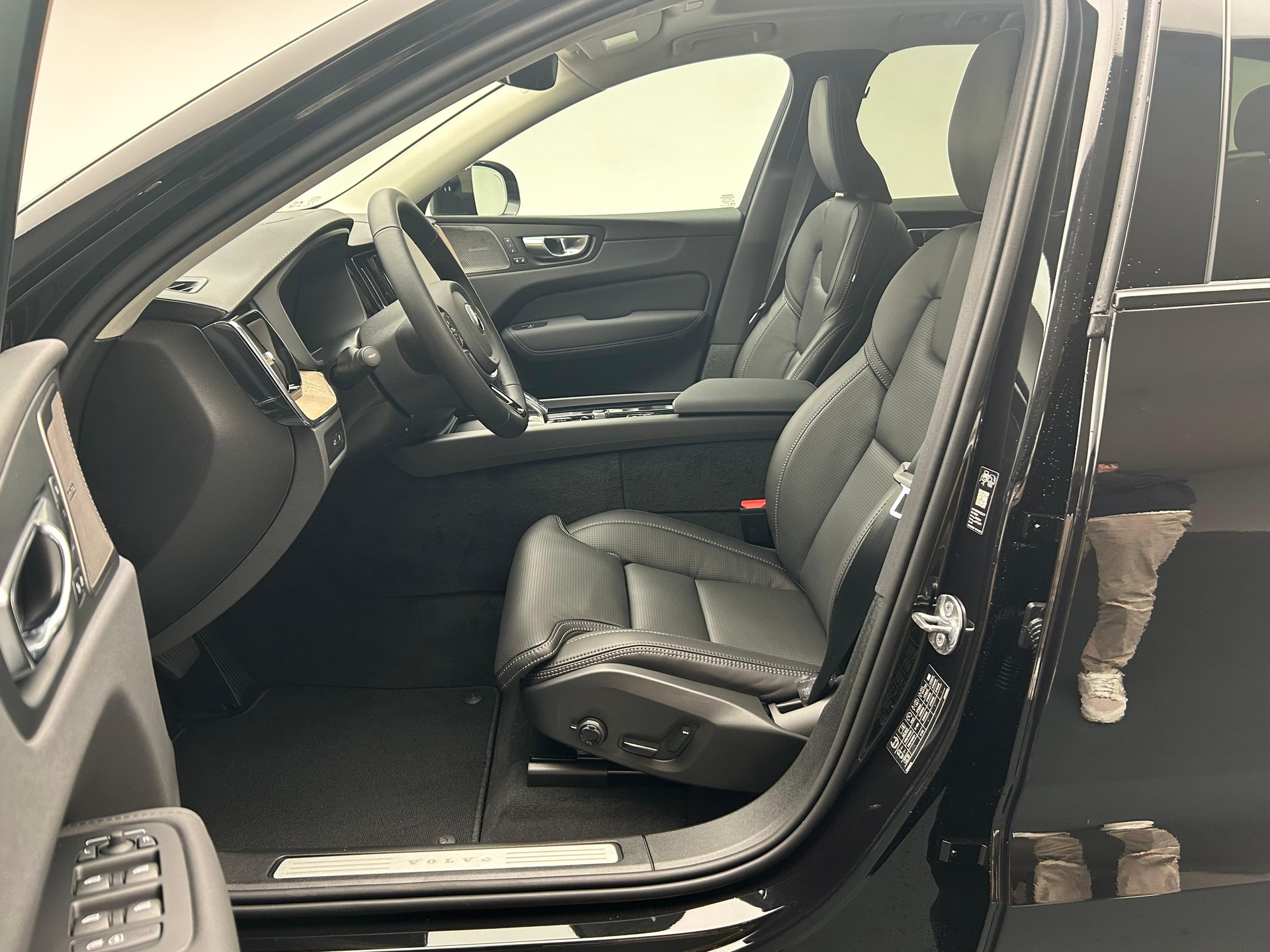 VOLVO XC60 2.0 T6 TE Ultra Dark eAWD-image-3