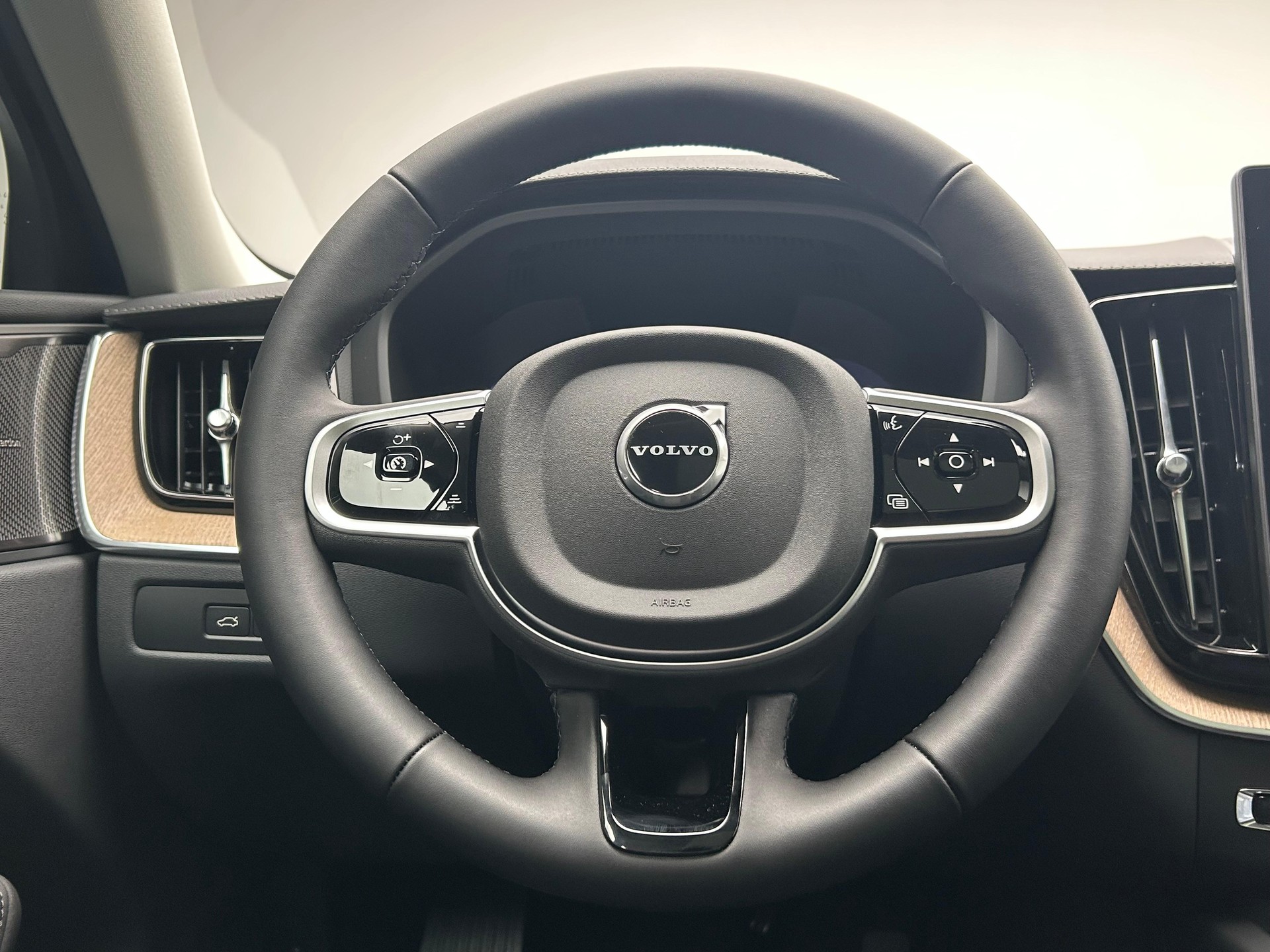 VOLVO XC60 2.0 T6 TE Ultra Dark eAWD-image-8