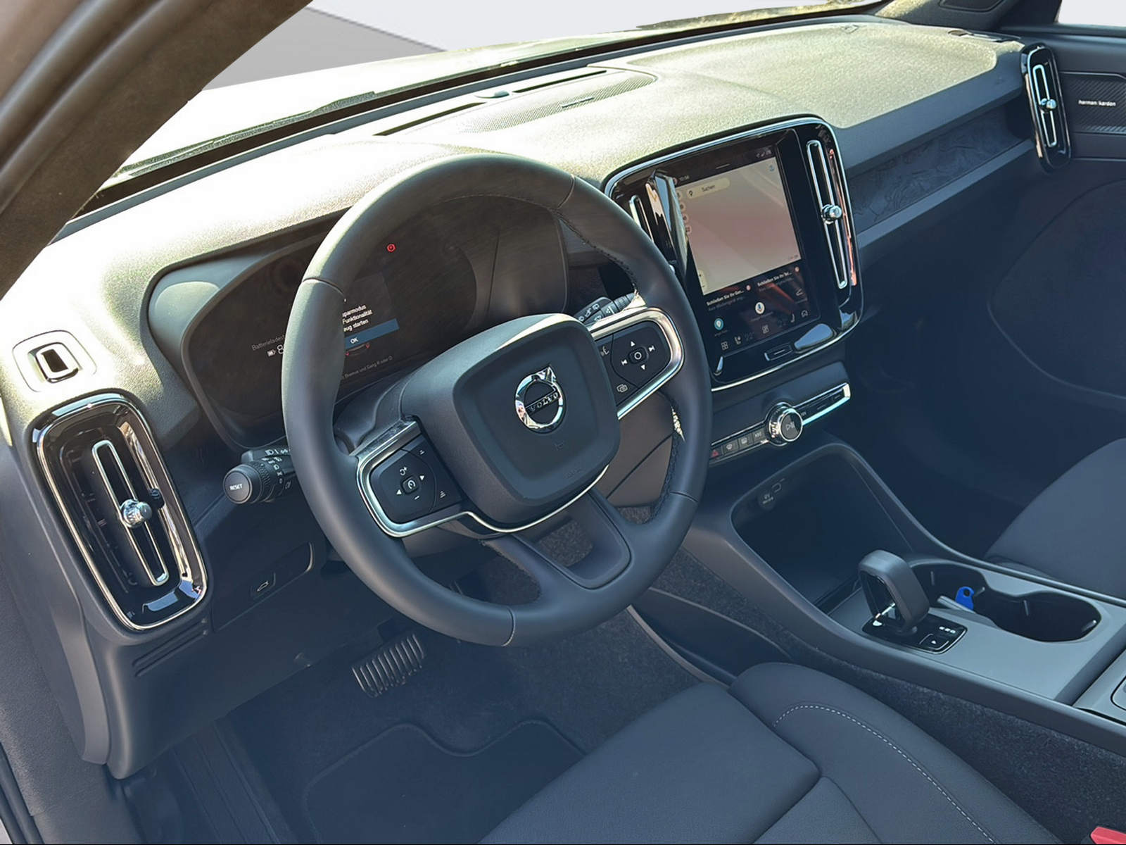 VOLVO EX40 82kWh Single Motor Extended Range Plus-image-9