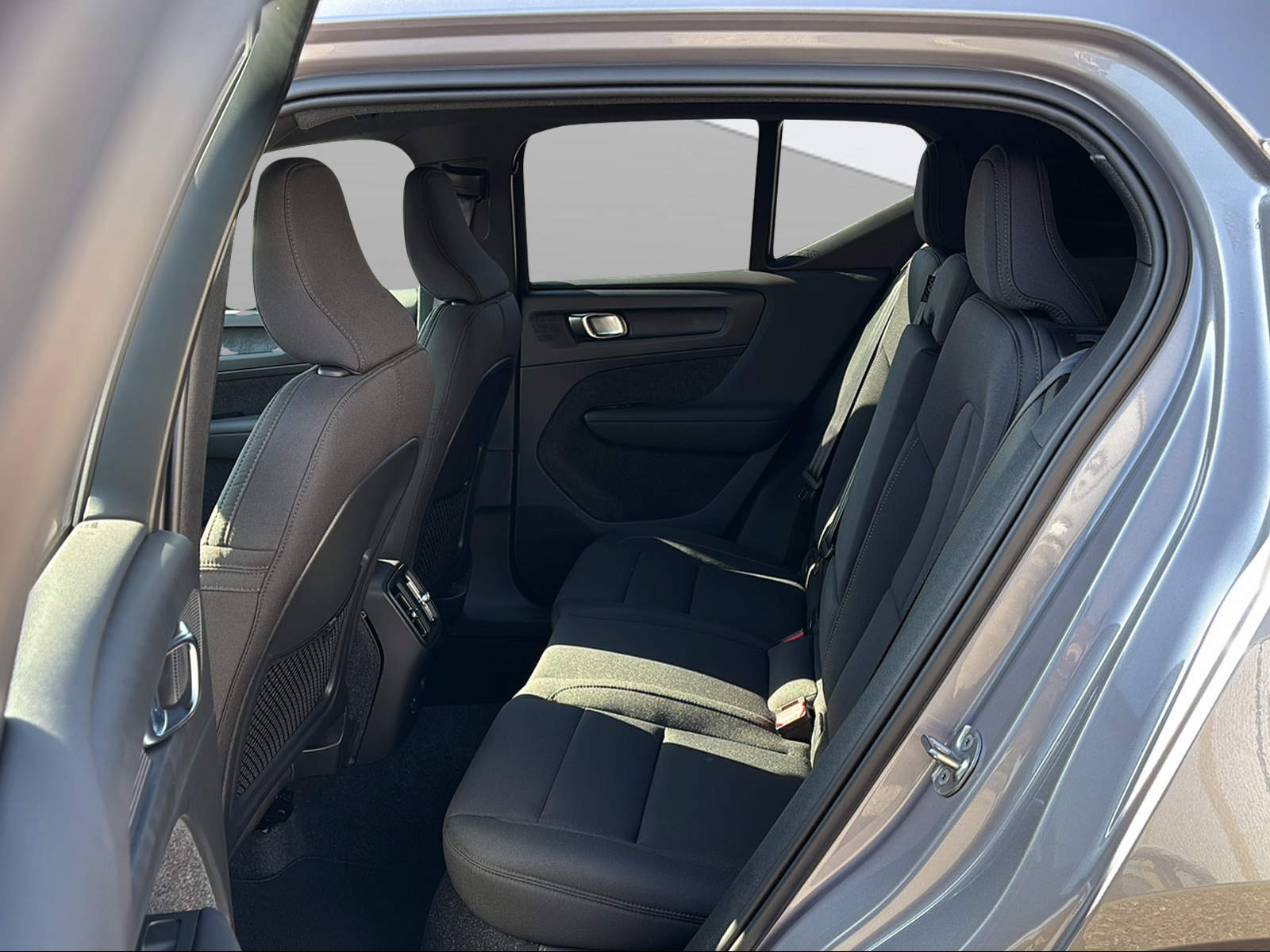 VOLVO EX40 82kWh Single Motor Extended Range Plus-image-12