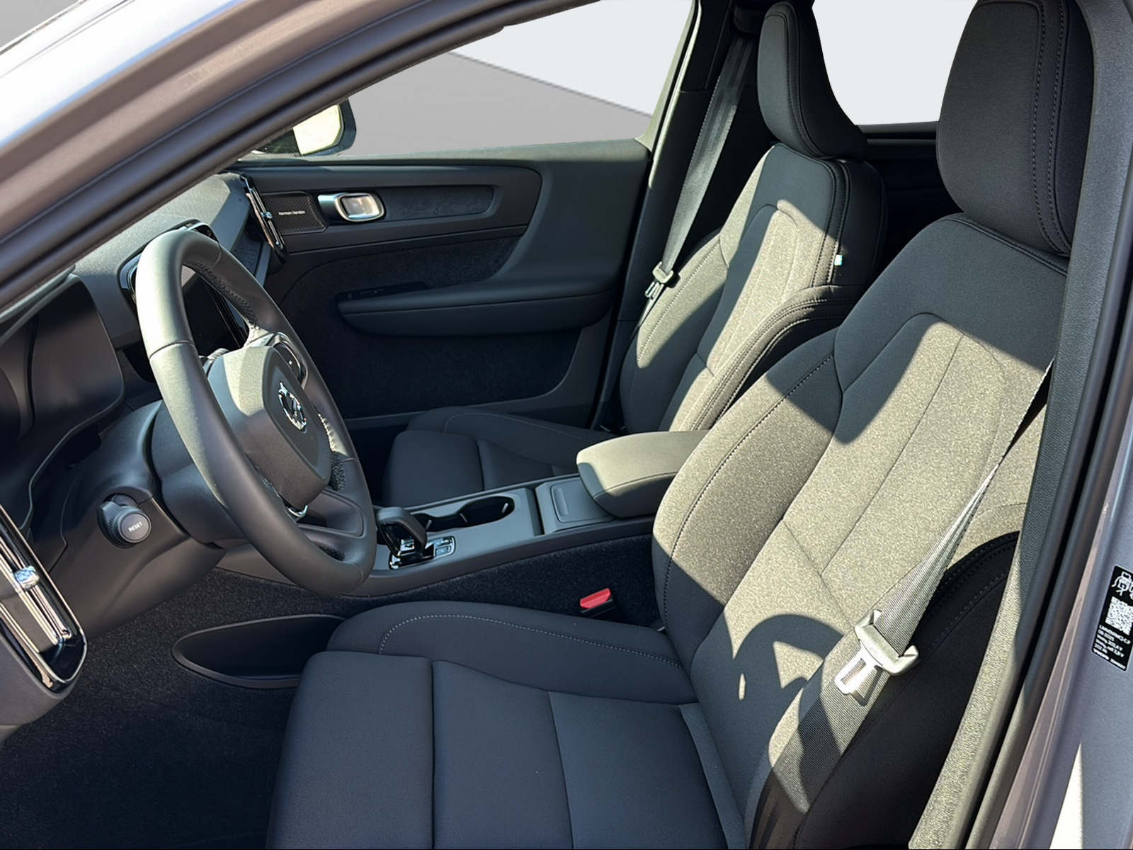 VOLVO EX40 82kWh Single Motor Extended Range Plus-image-8