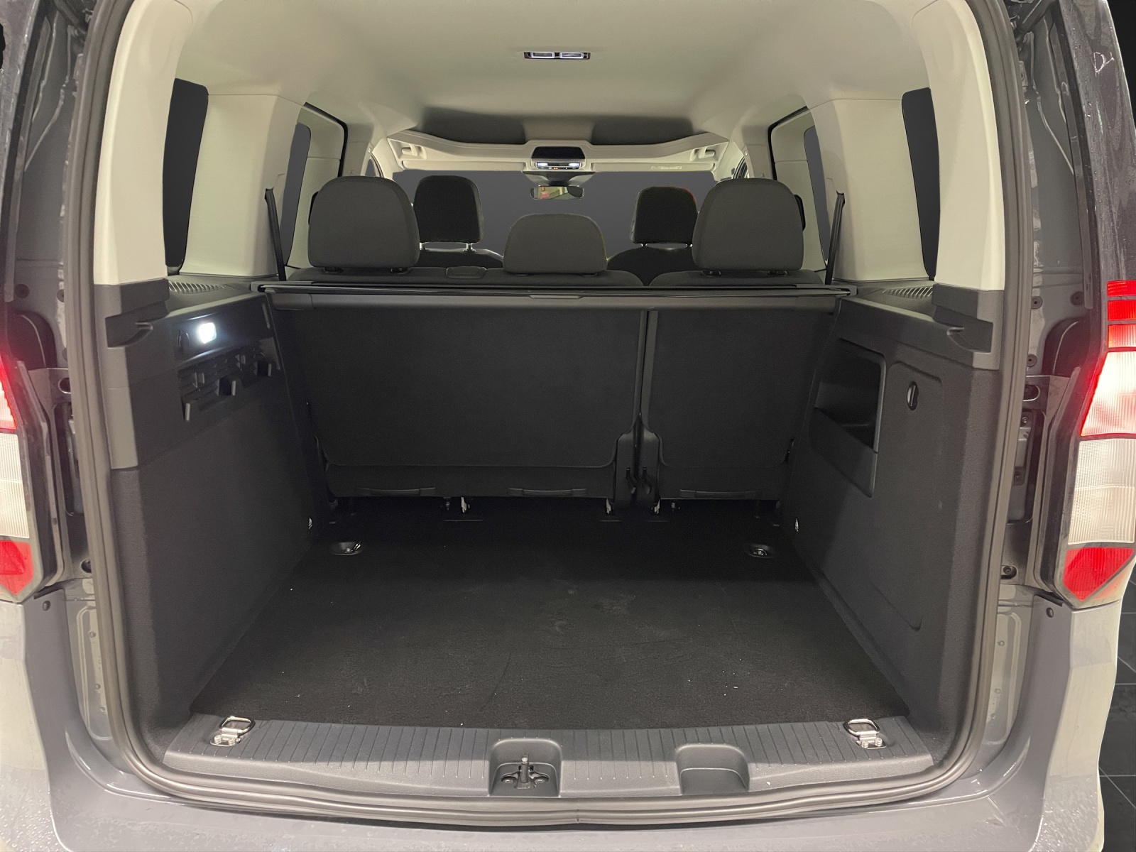 VW Caddy 2.0 TDI-image-12