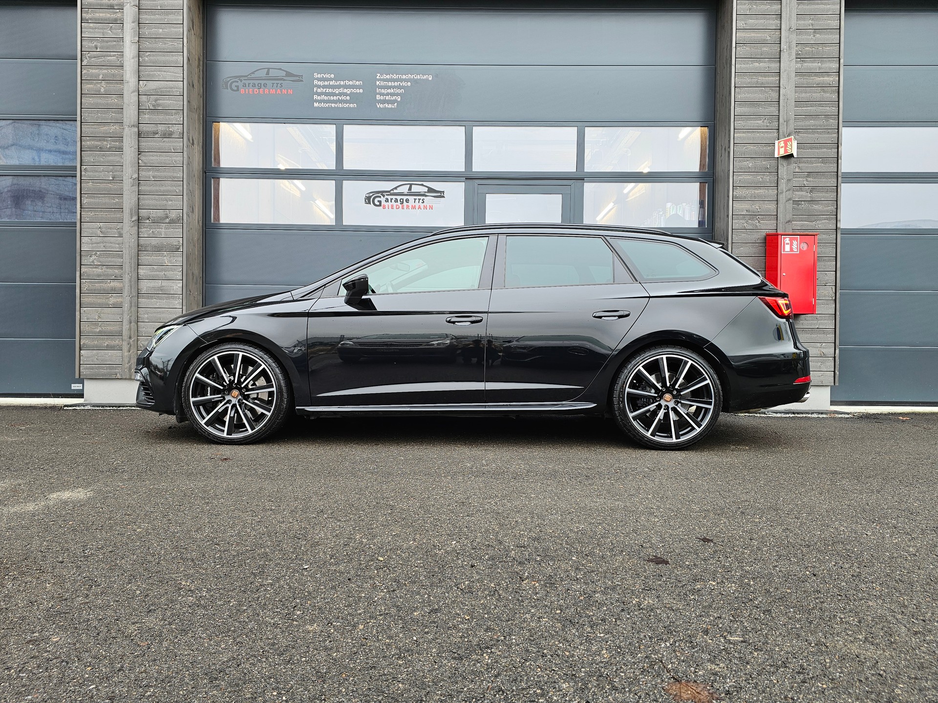 SEAT Leon ST 2.0 TSI Cupra R 300 4 Drive DSG-image-3