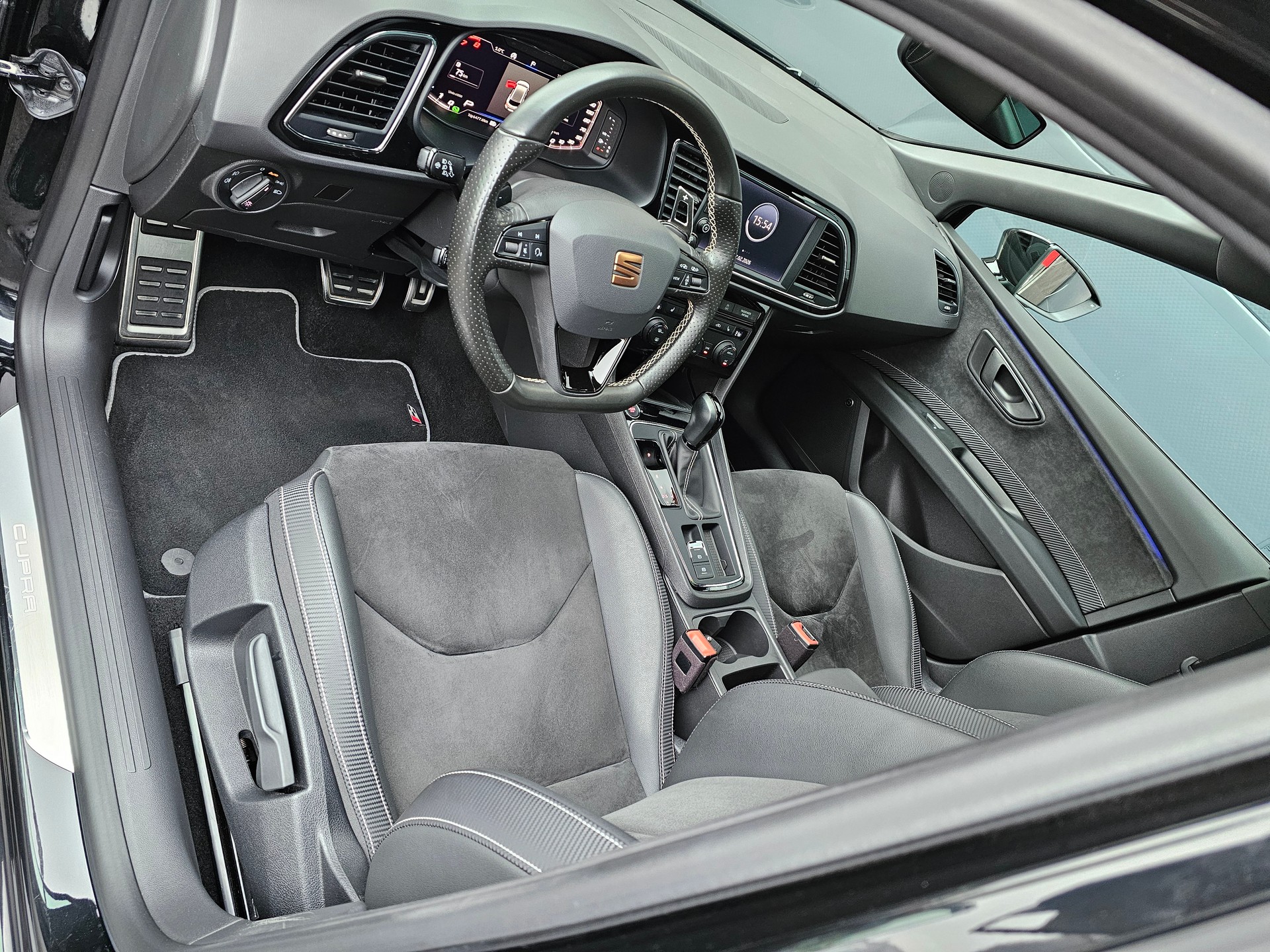 SEAT Leon ST 2.0 TSI Cupra R 300 4 Drive DSG-image-14