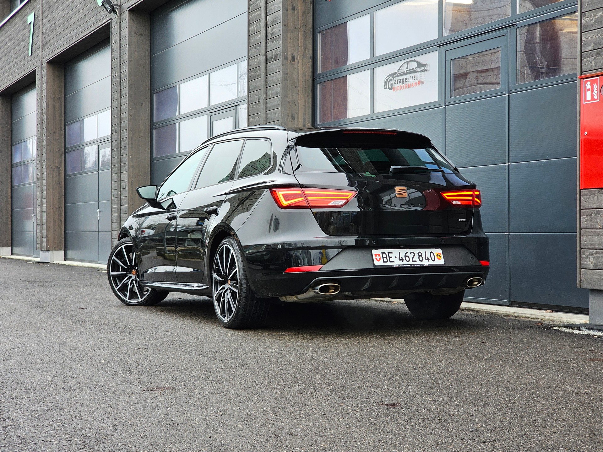 SEAT Leon ST 2.0 TSI Cupra R 300 4 Drive DSG-image-10