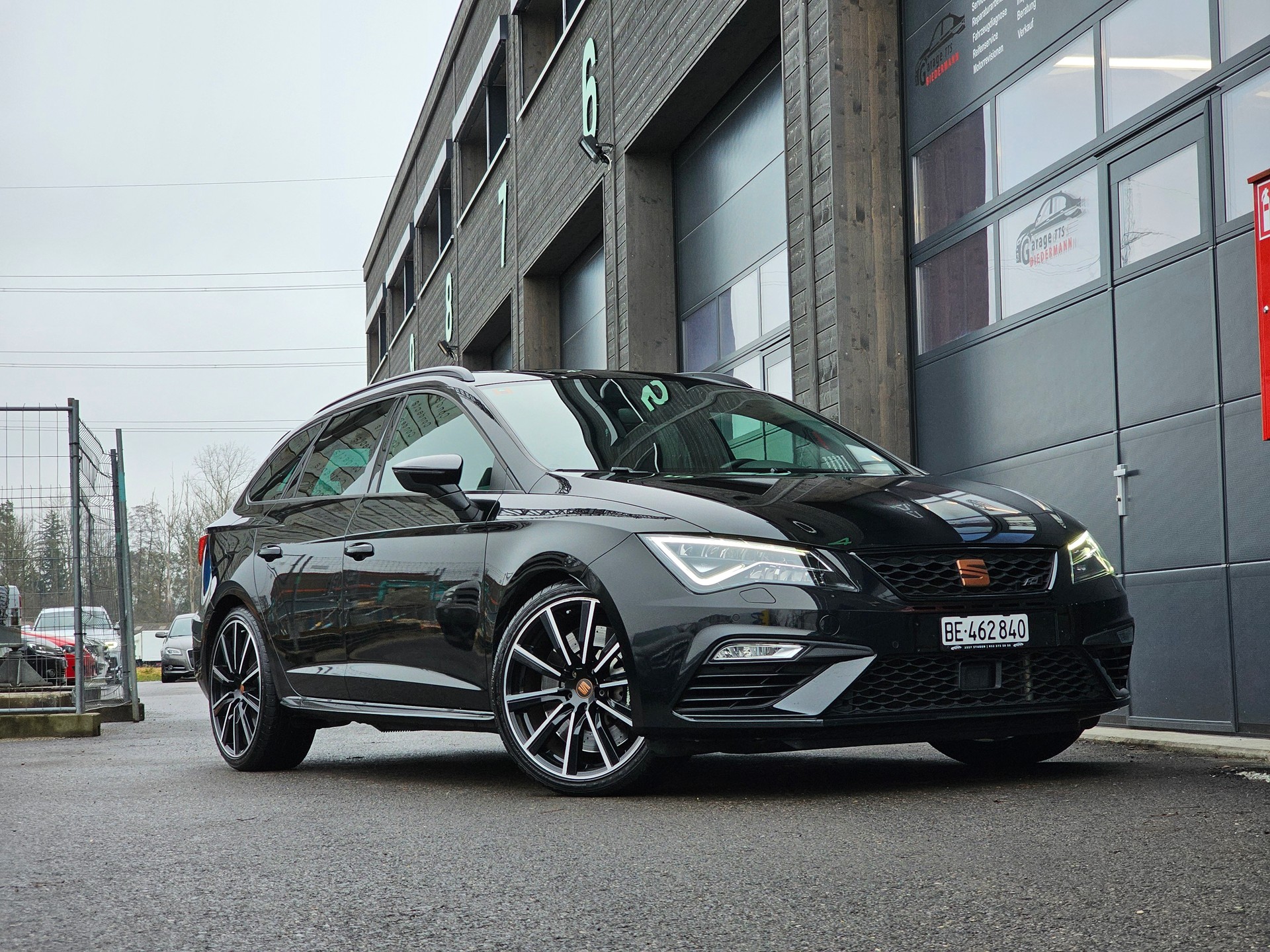 SEAT Leon ST 2.0 TSI Cupra R 300 4 Drive DSG-image-4