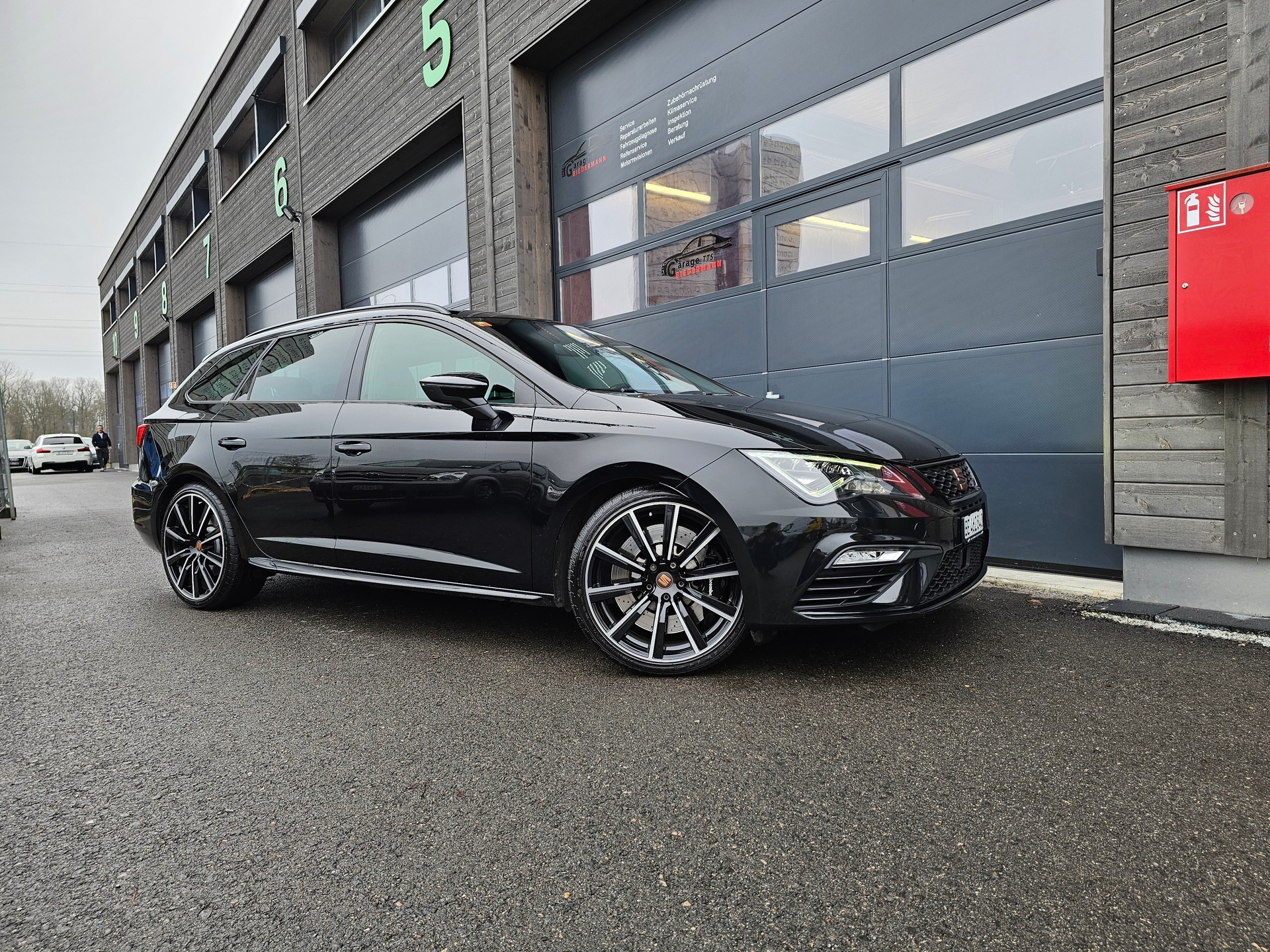 SEAT Leon ST 2.0 TSI Cupra R 300 4 Drive DSG-image-5