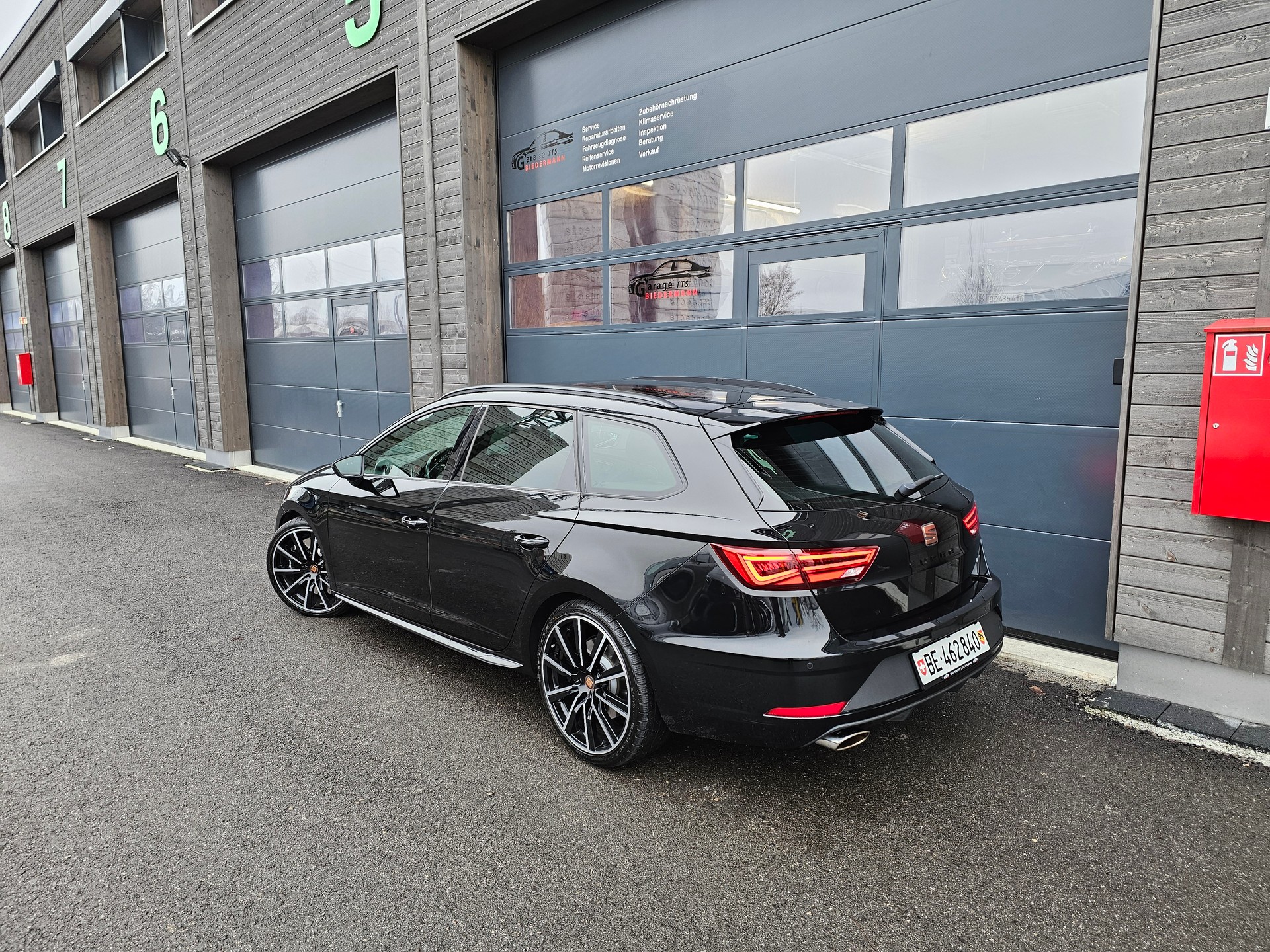 SEAT Leon ST 2.0 TSI Cupra R 300 4 Drive DSG-image-11