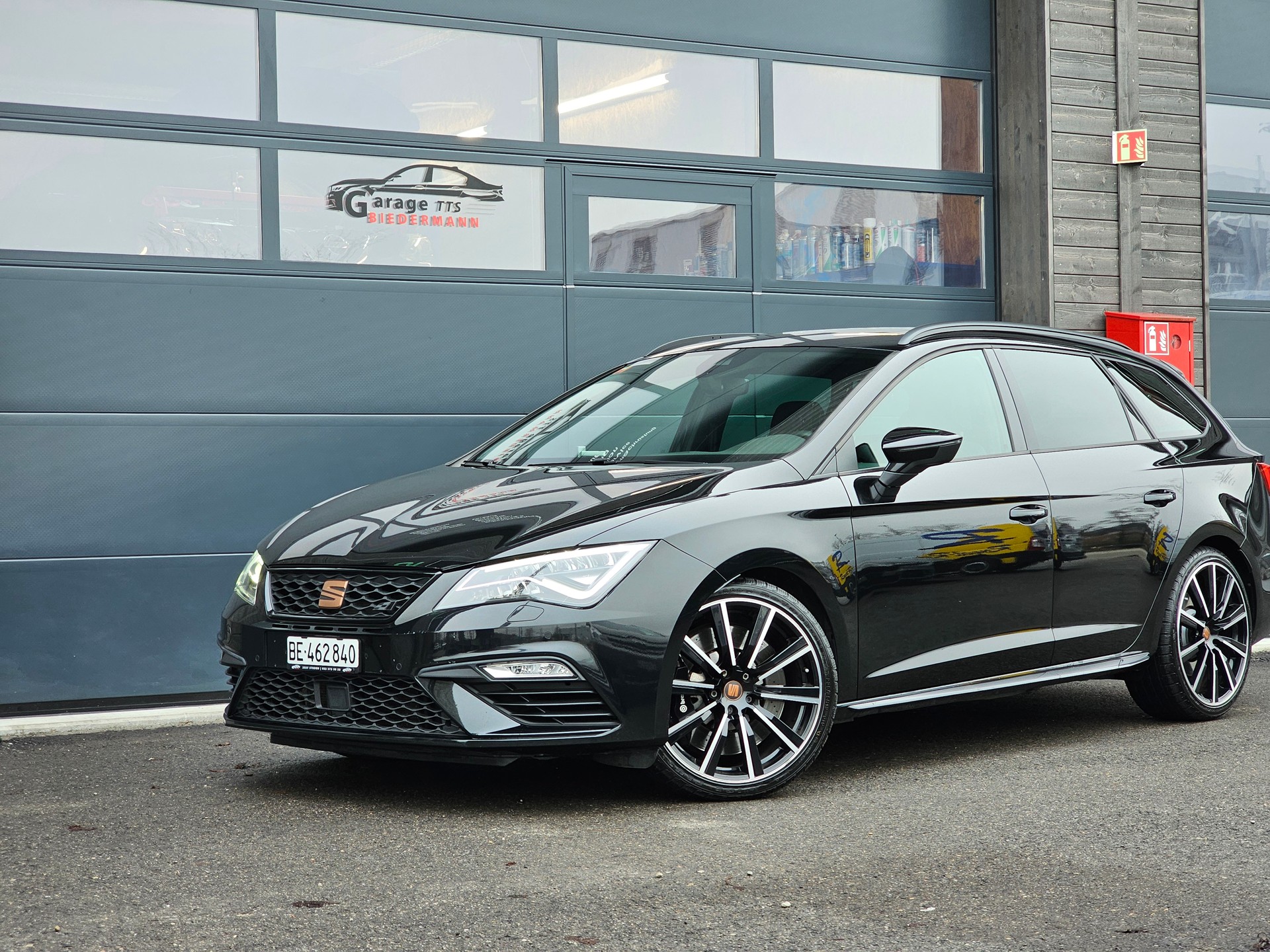 SEAT Leon ST 2.0 TSI Cupra R 300 4 Drive DSG-image-2