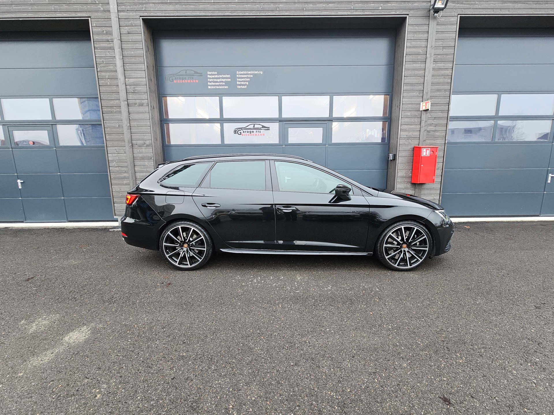 SEAT Leon ST 2.0 TSI Cupra R 300 4 Drive DSG-image-9