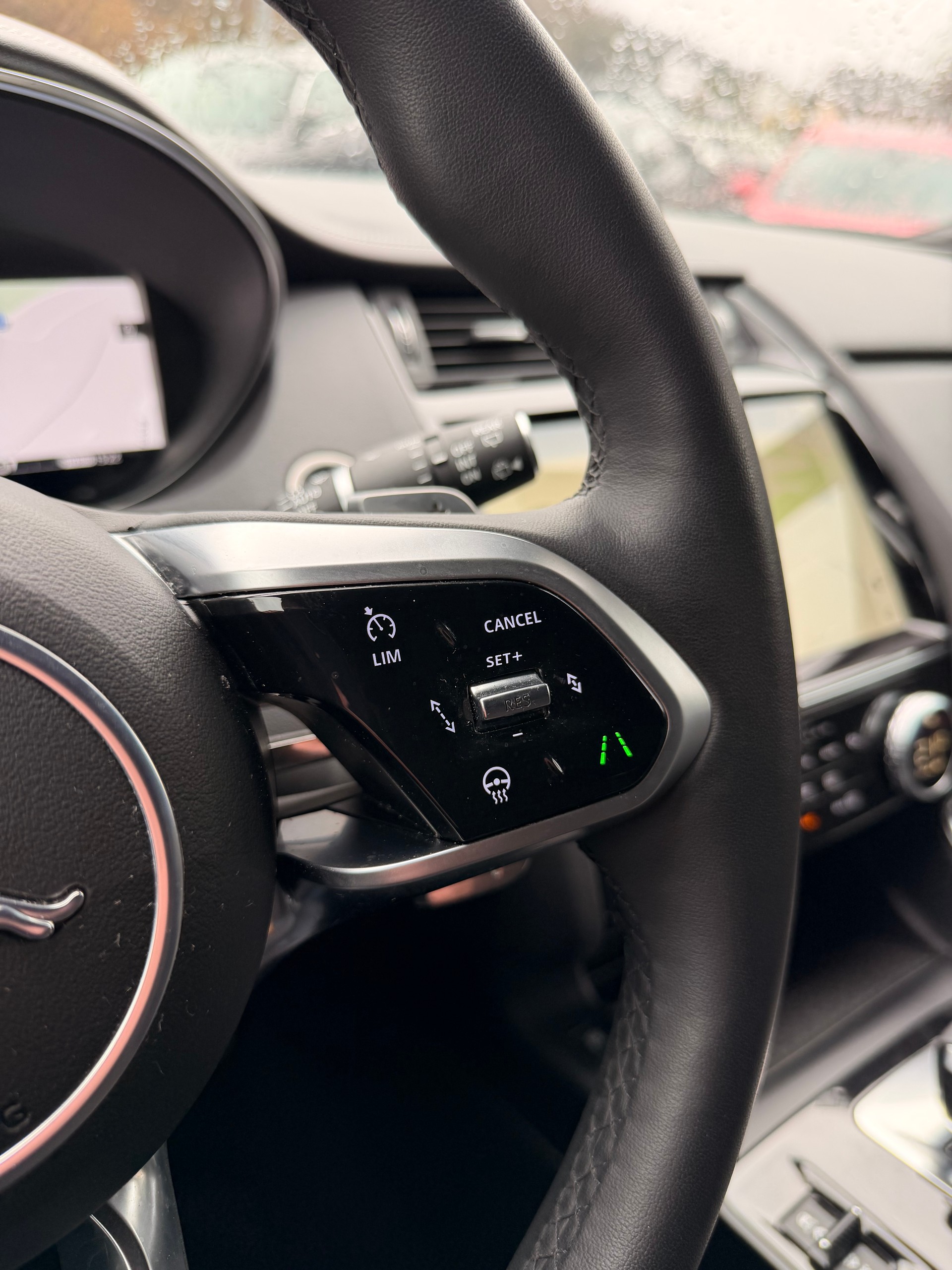 JAGUAR E-Pace 1.5 P300e R-Dynamic AWD HSE-image-13