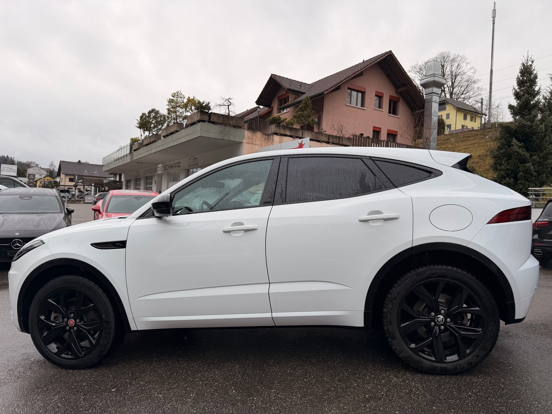 JAGUAR E-Pace 1.5 P300e R-Dynamic AWD HSE-image-5