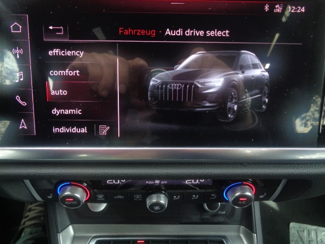 AUDI Q3 45 TFSI S line quattro S-tronic-image-12