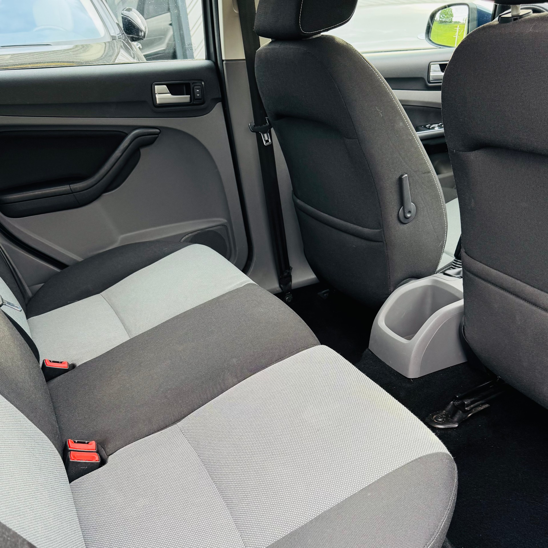 FORD Focus 1.6i Carving Automatic-image-12