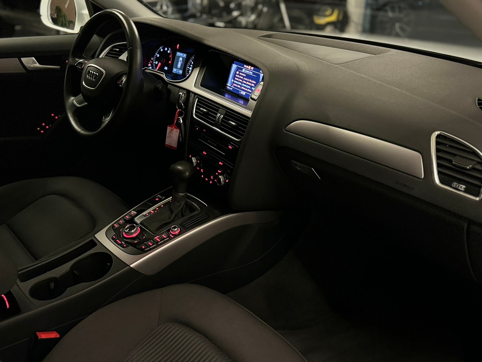 AUDI A4 Avant 1.8 TFSI multitronic-image-10