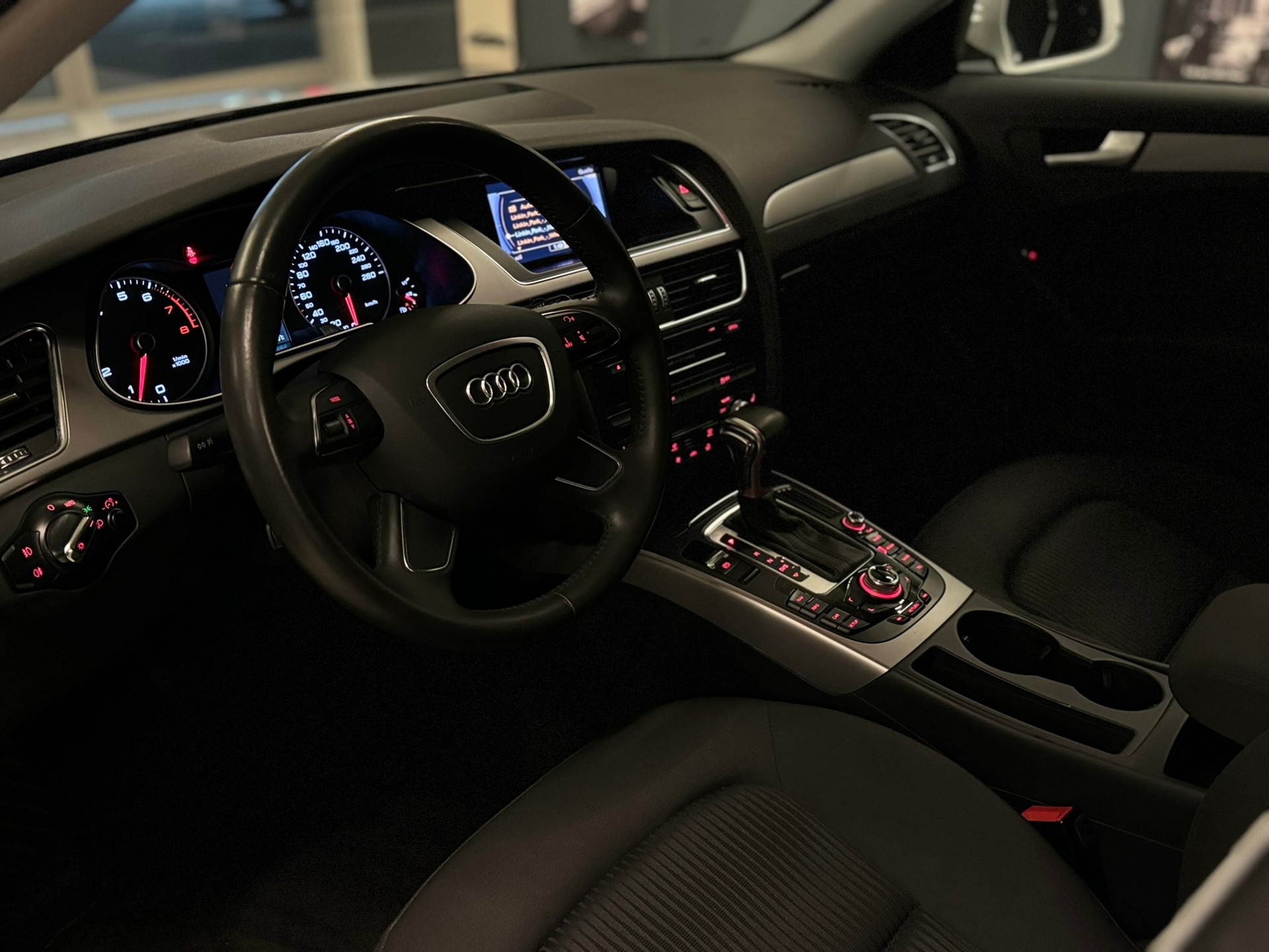 AUDI A4 Avant 1.8 TFSI multitronic-image-8