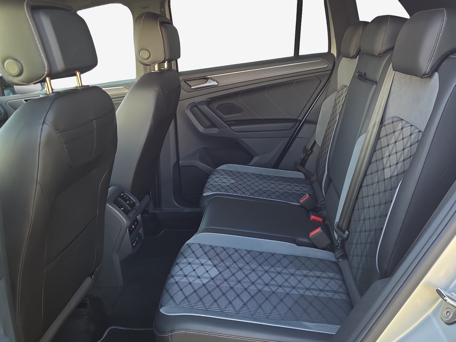 VW Tiguan 2.0TSI R-Line 4Motion DSG-image-11