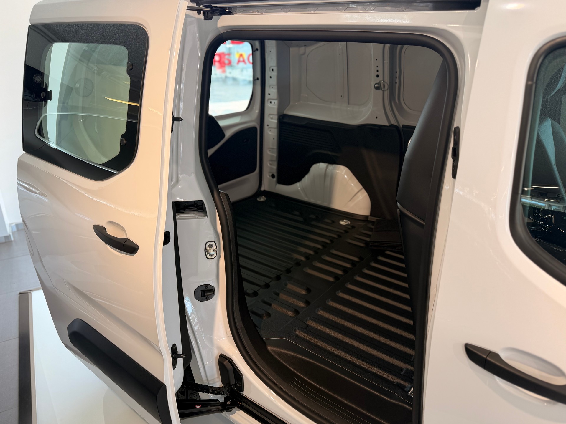 OPEL Combo-e Cargo Blitz-image-11