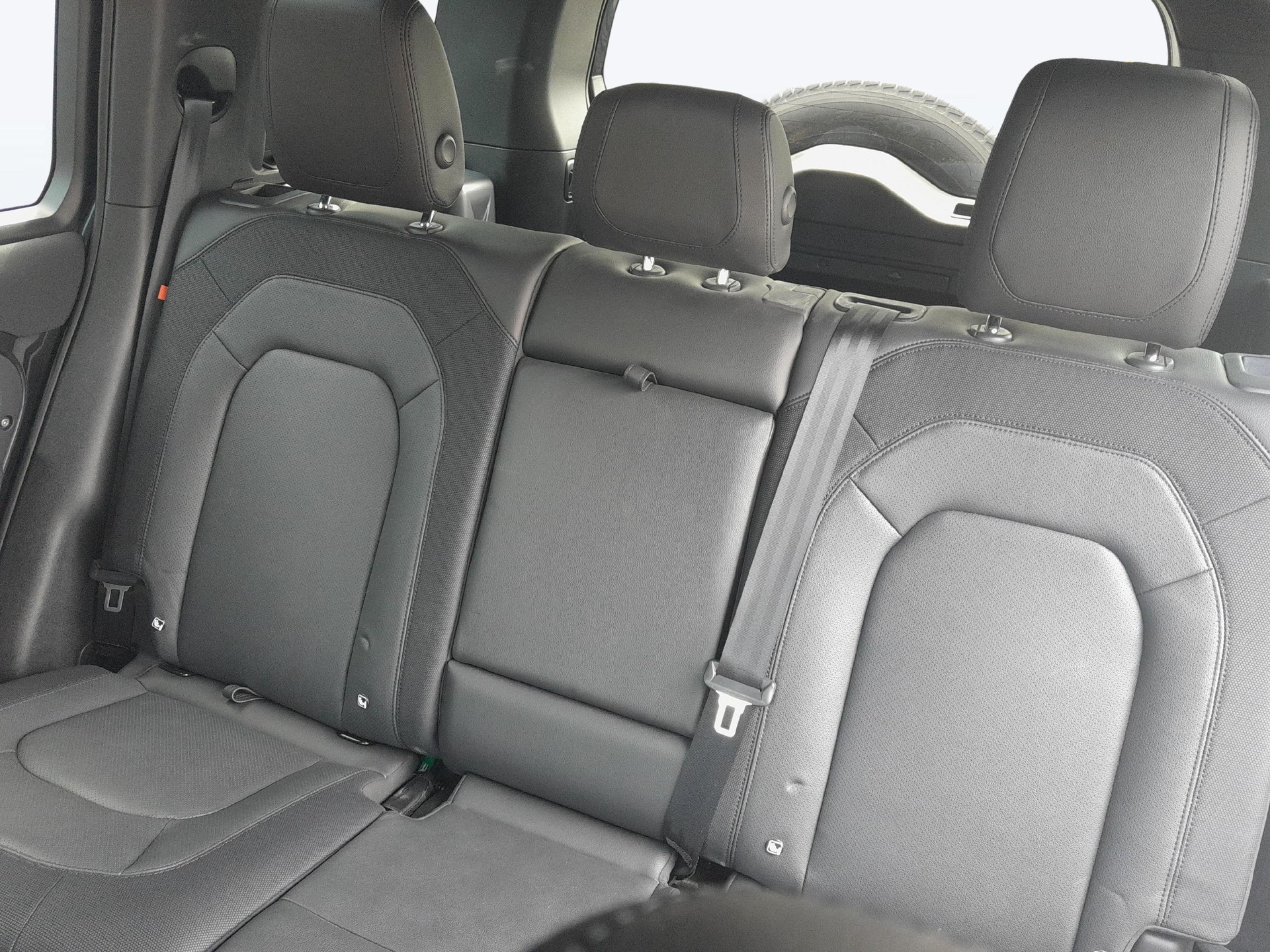 LAND ROVER Defender 110 3.0 D I6 250 X-Dynamic S-image-11