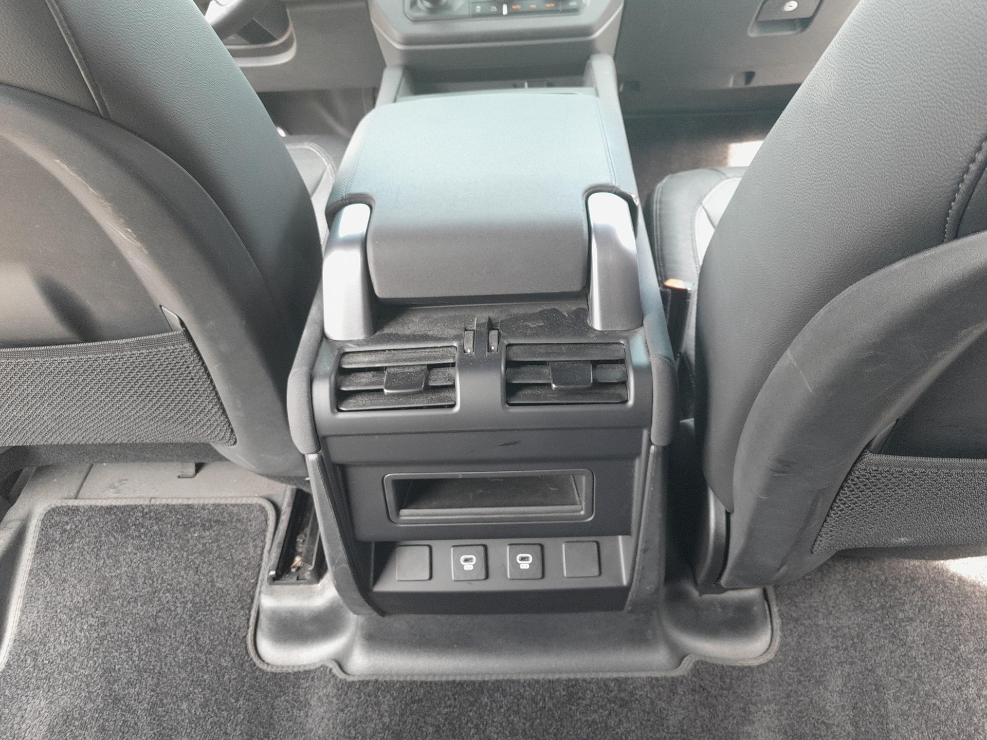 LAND ROVER Defender 110 3.0 D I6 250 X-Dynamic S-image-12