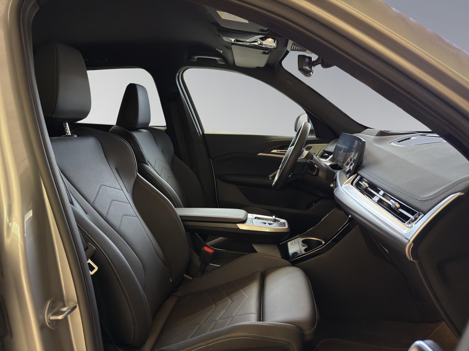 BMW iX1 30 xDrive-image-18