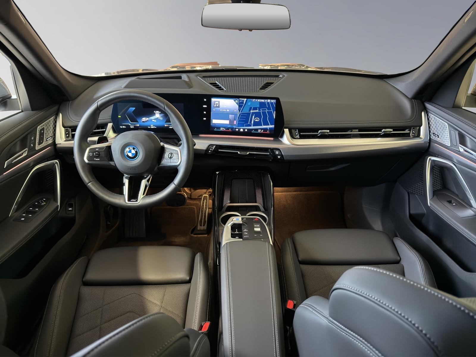 BMW iX1 30 xDrive-image-12