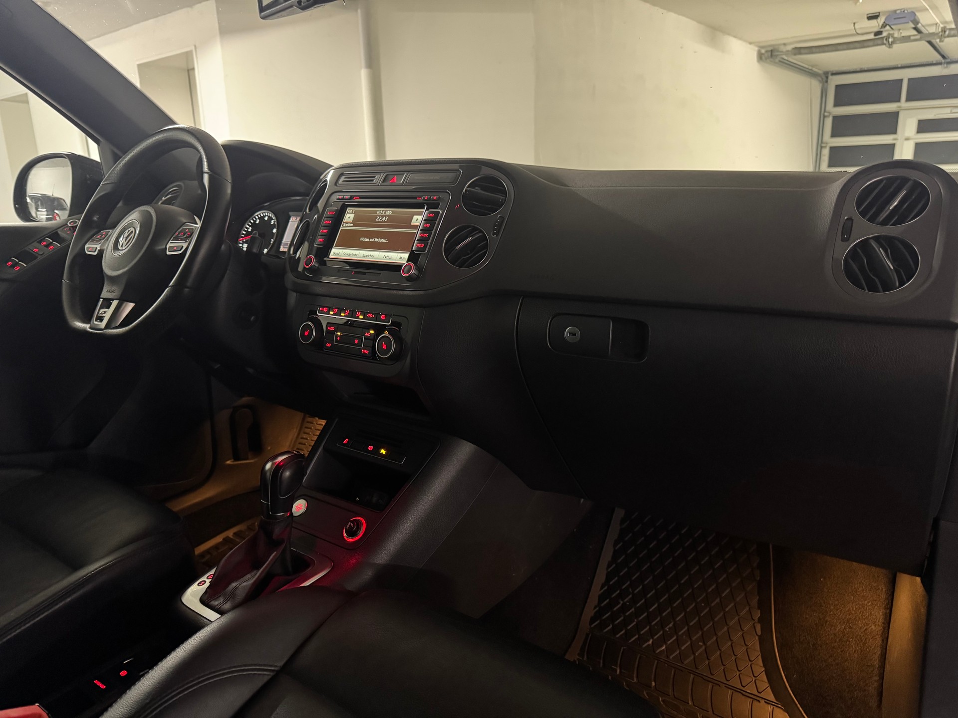 VW Tiguan 2.0 TSI R-Line Design 4Motion DSG mit AHK-image-14