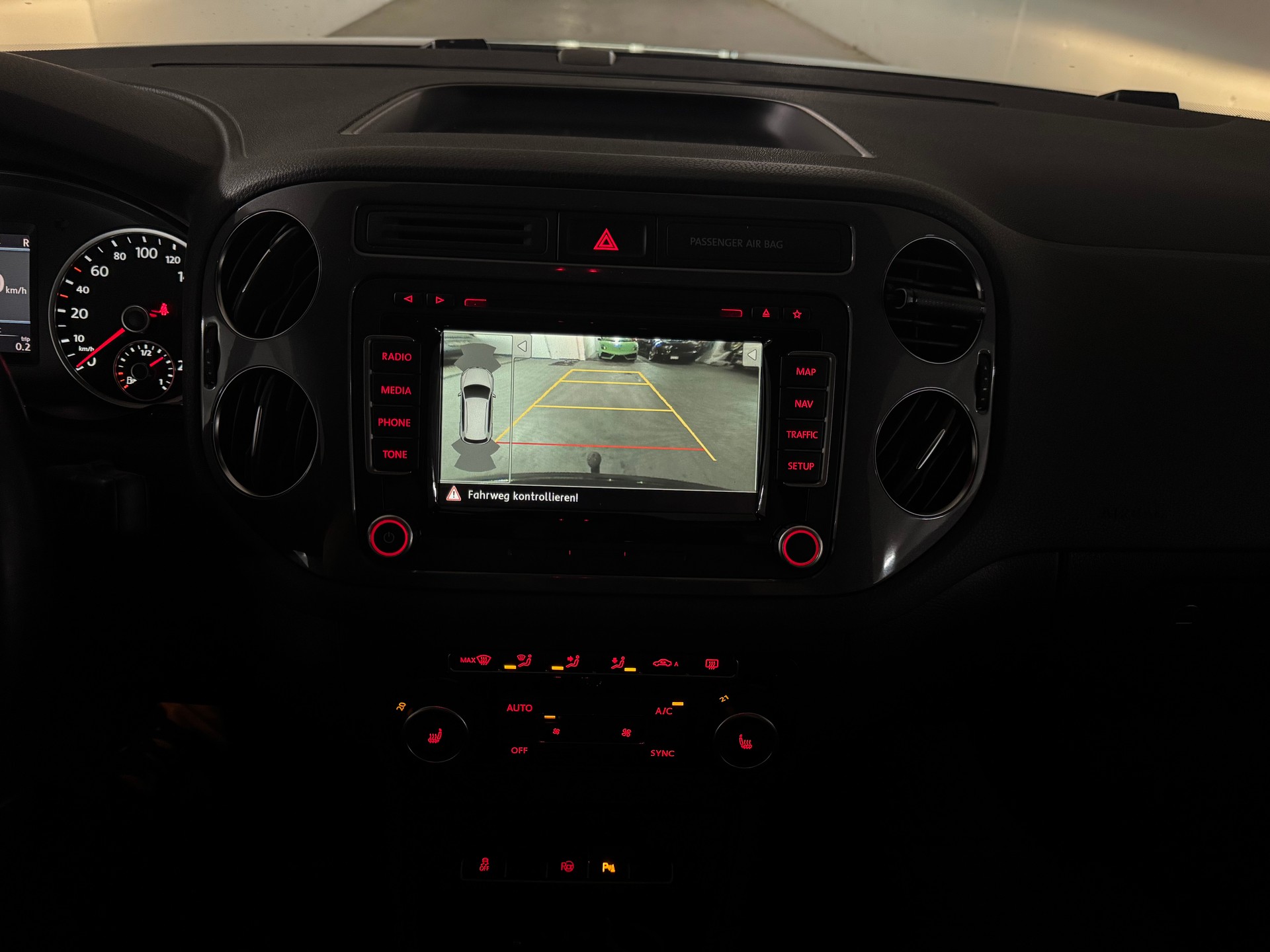 VW Tiguan 2.0 TSI R-Line Design 4Motion DSG mit AHK-image-15