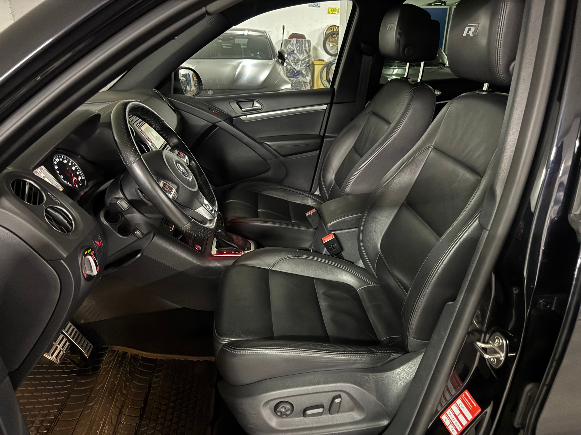 VW Tiguan 2.0 TSI R-Line Design 4Motion DSG mit AHK-image-10