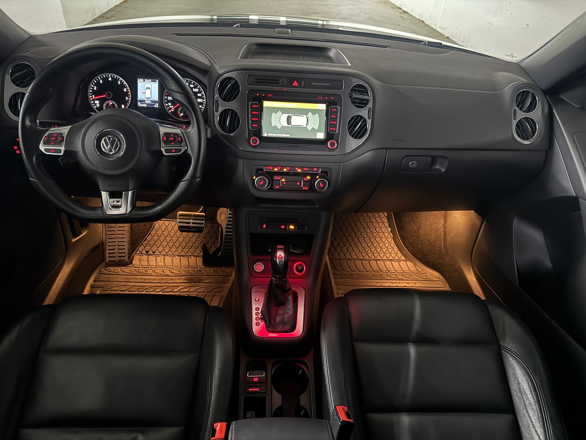 VW Tiguan 2.0 TSI R-Line Design 4Motion DSG mit AHK-image-13