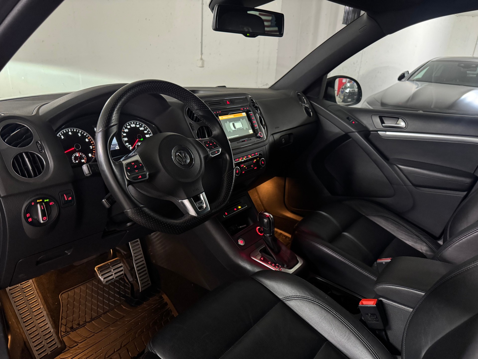 VW Tiguan 2.0 TSI R-Line Design 4Motion DSG mit AHK-image-9