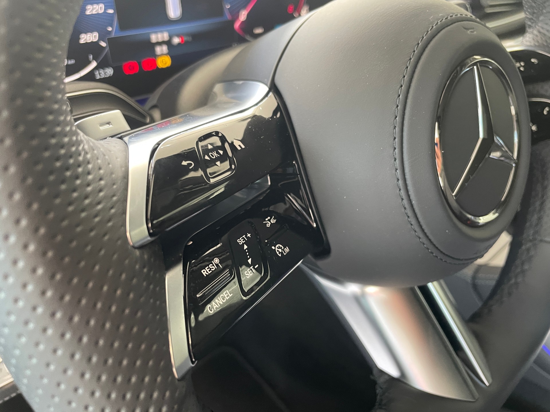 MERCEDES-BENZ GLS 450 d 4Matic 9G-Tronic AMG Line-image-18
