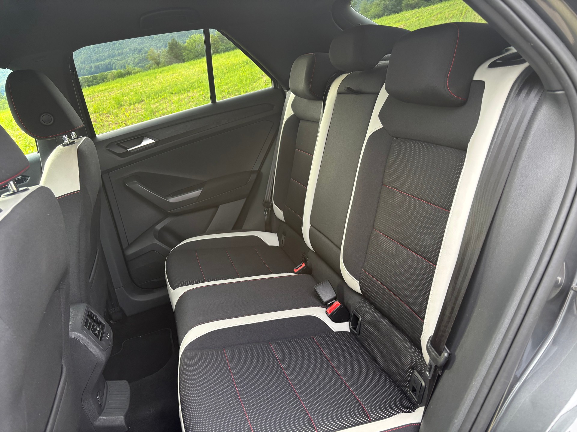 VW 1.5 TSI Advance-image-4