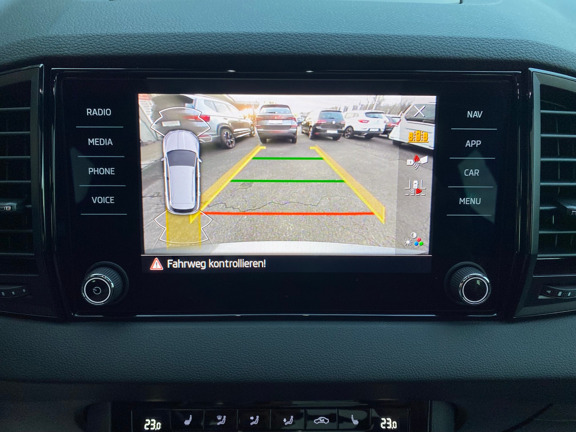SKODA Karoq 2.0 TSI 190PS SportLine 4x4 DSG Top-Ausstattung **Panoramadach**-image-11