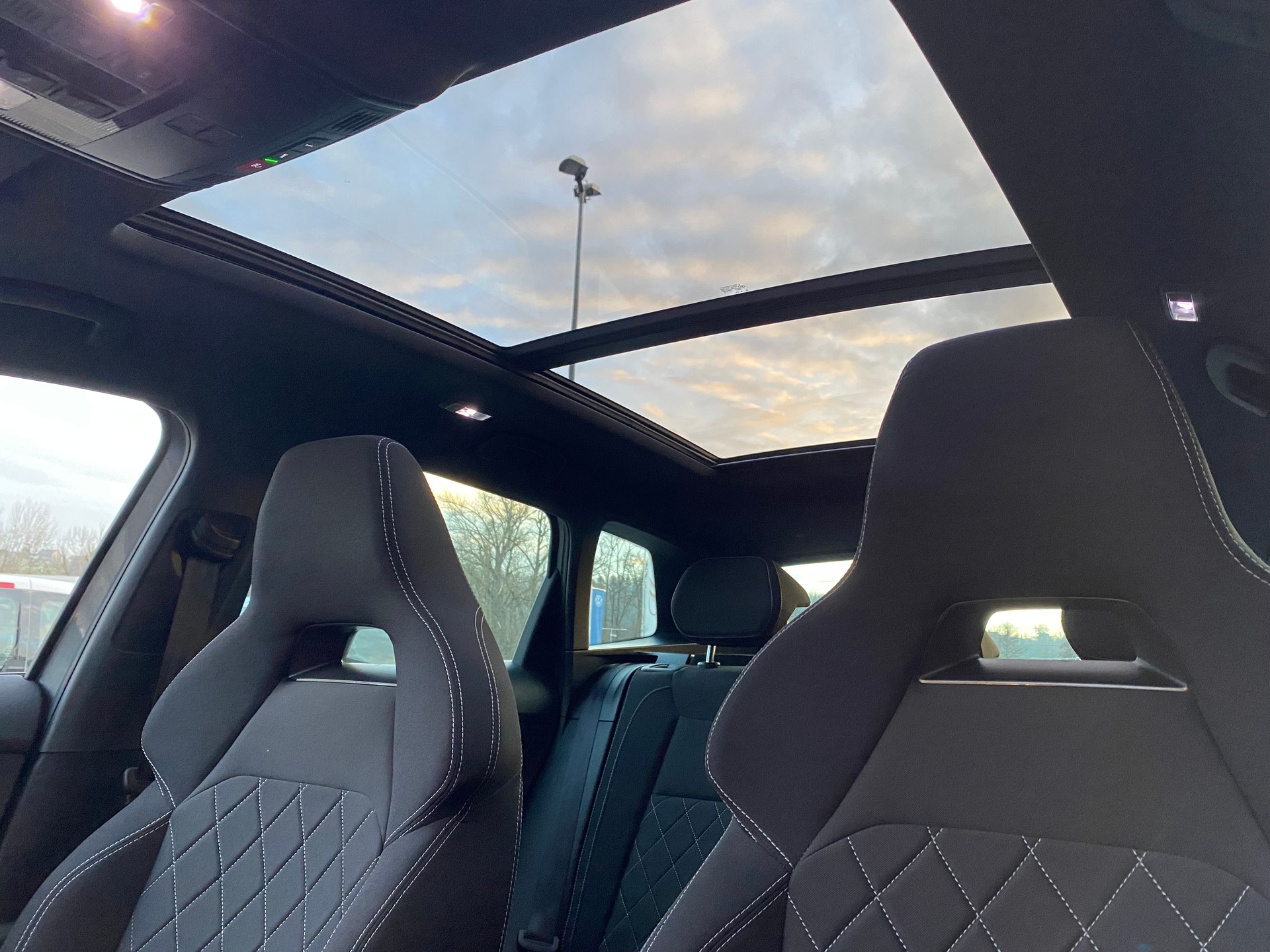 SKODA Karoq 2.0 TSI 190PS SportLine 4x4 DSG Top-Ausstattung **Panoramadach**-image-14