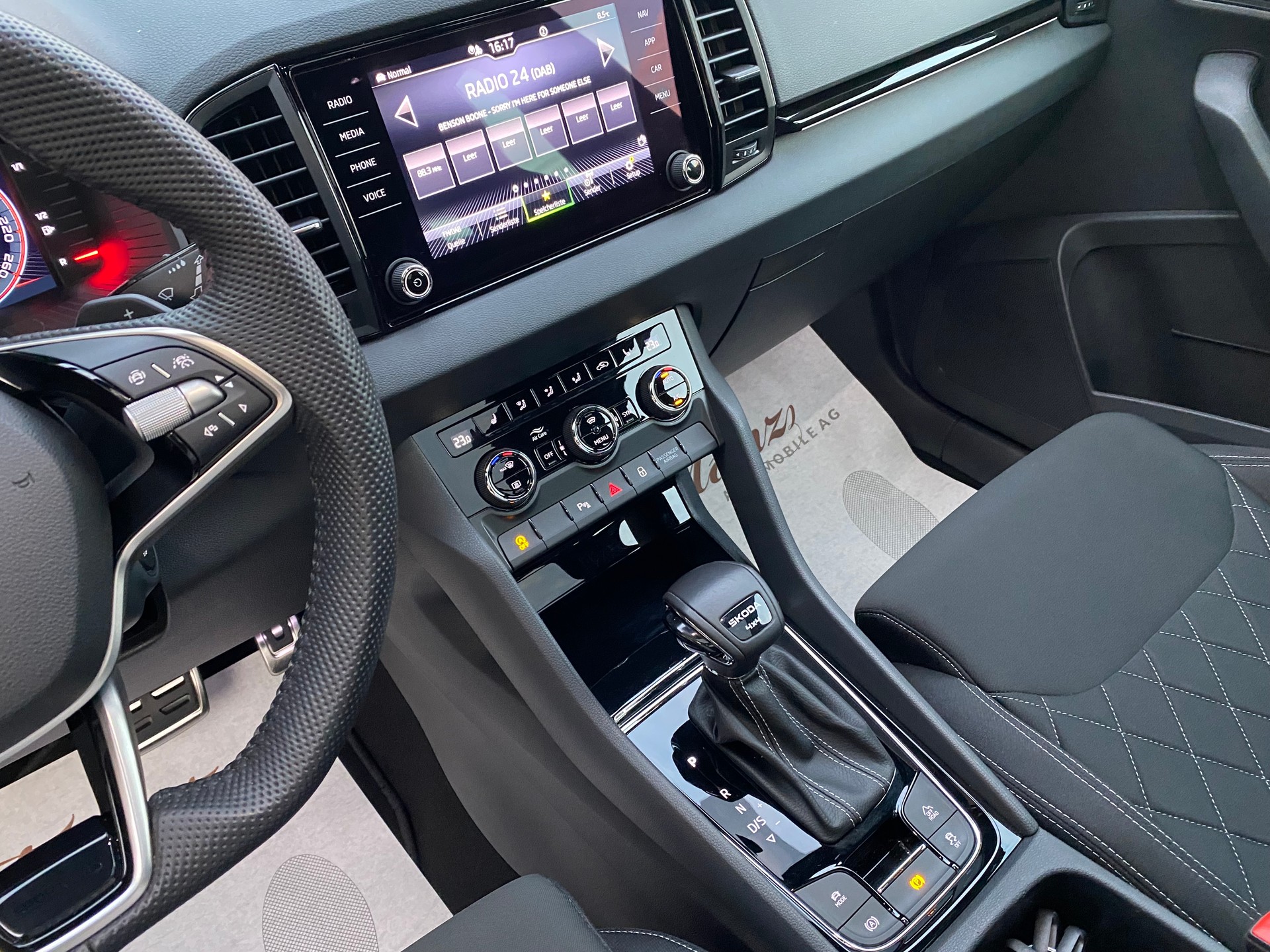 SKODA Karoq 2.0 TSI 190PS SportLine 4x4 DSG Top-Ausstattung **Panoramadach**-image-12