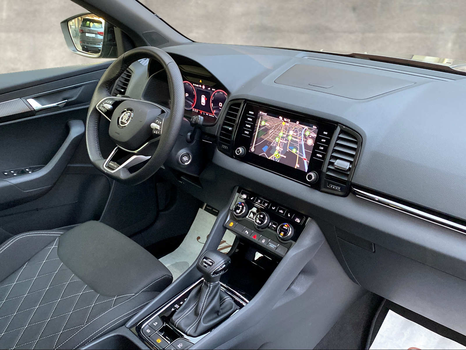 SKODA Karoq 2.0 TSI 190PS SportLine 4x4 DSG Top-Ausstattung **Panoramadach**-image-8